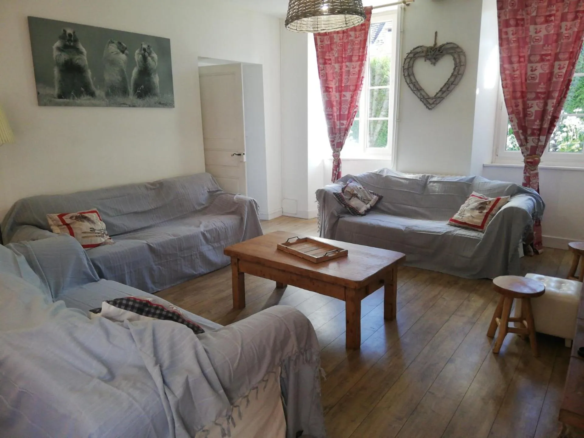 Communal lounge/ TV room in Le domaine des 3 marmottes Chambres d' hôtes