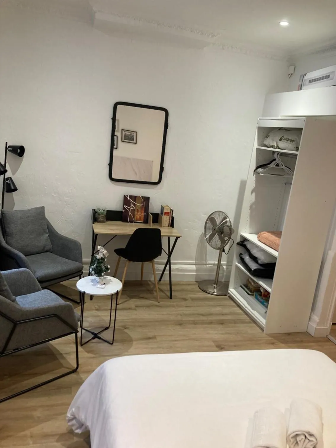 Seating area, Bed in City Rosa