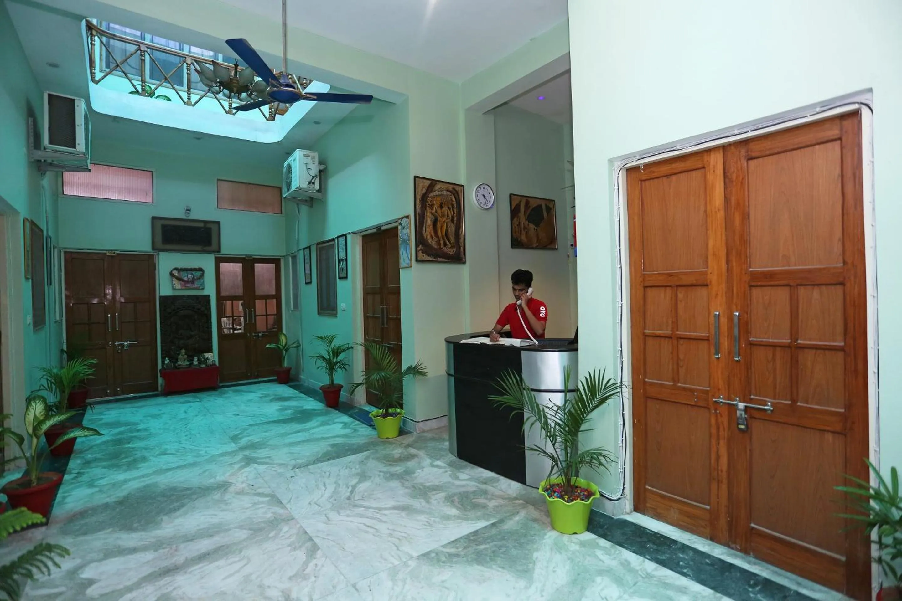 Lobby or reception in Super Collection-O Sara Grand Near Ram Manohar Lohia hospital