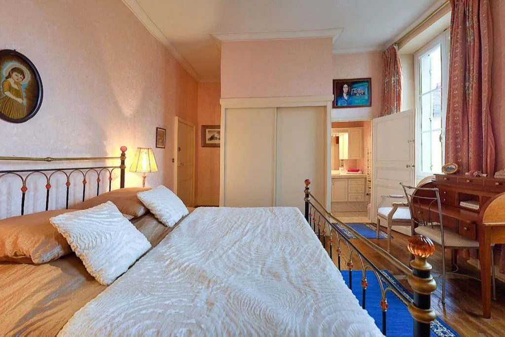 Bed in Amphore du Berry