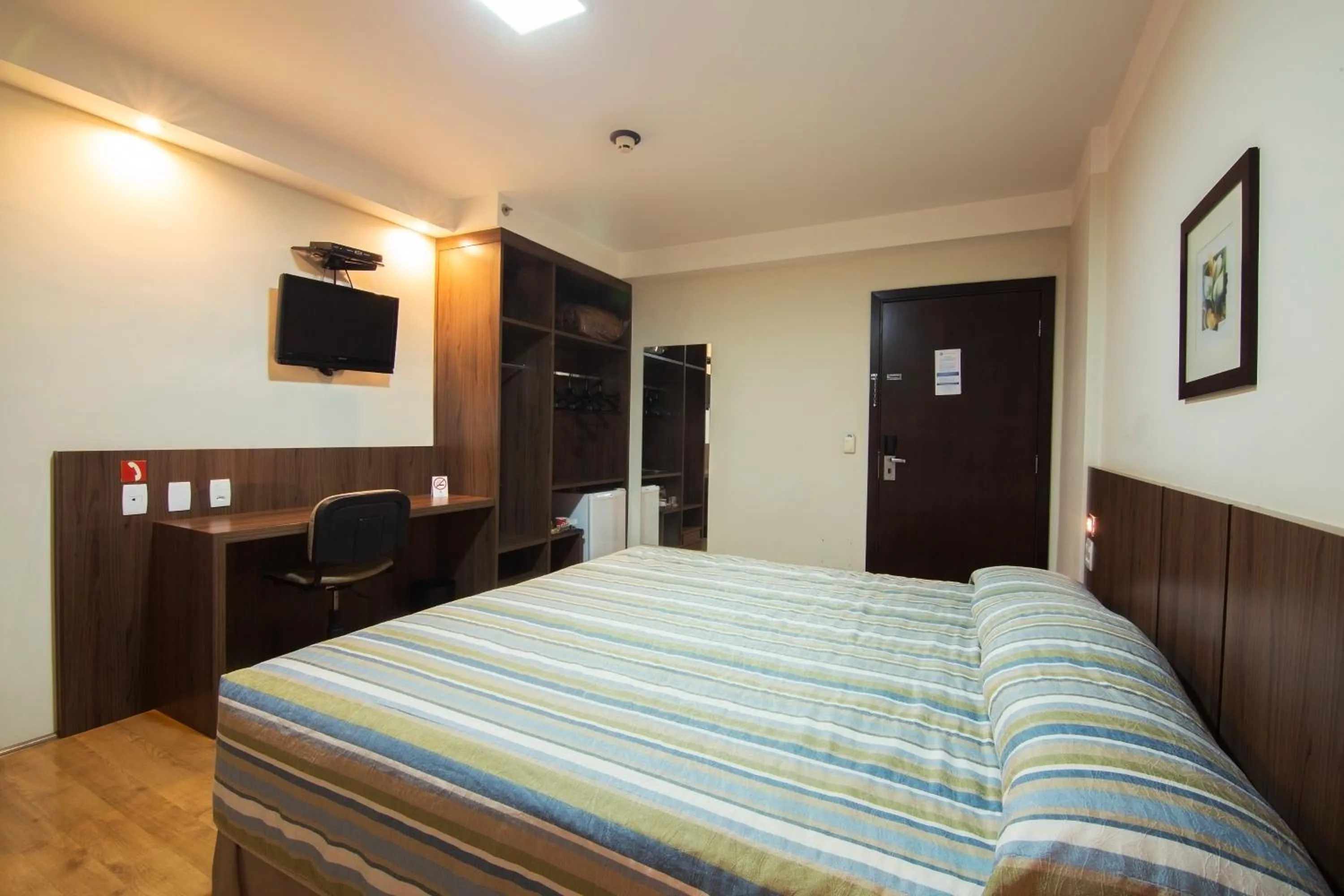 Photo of the whole room, Bed in JR Hotel Ribeirão Preto