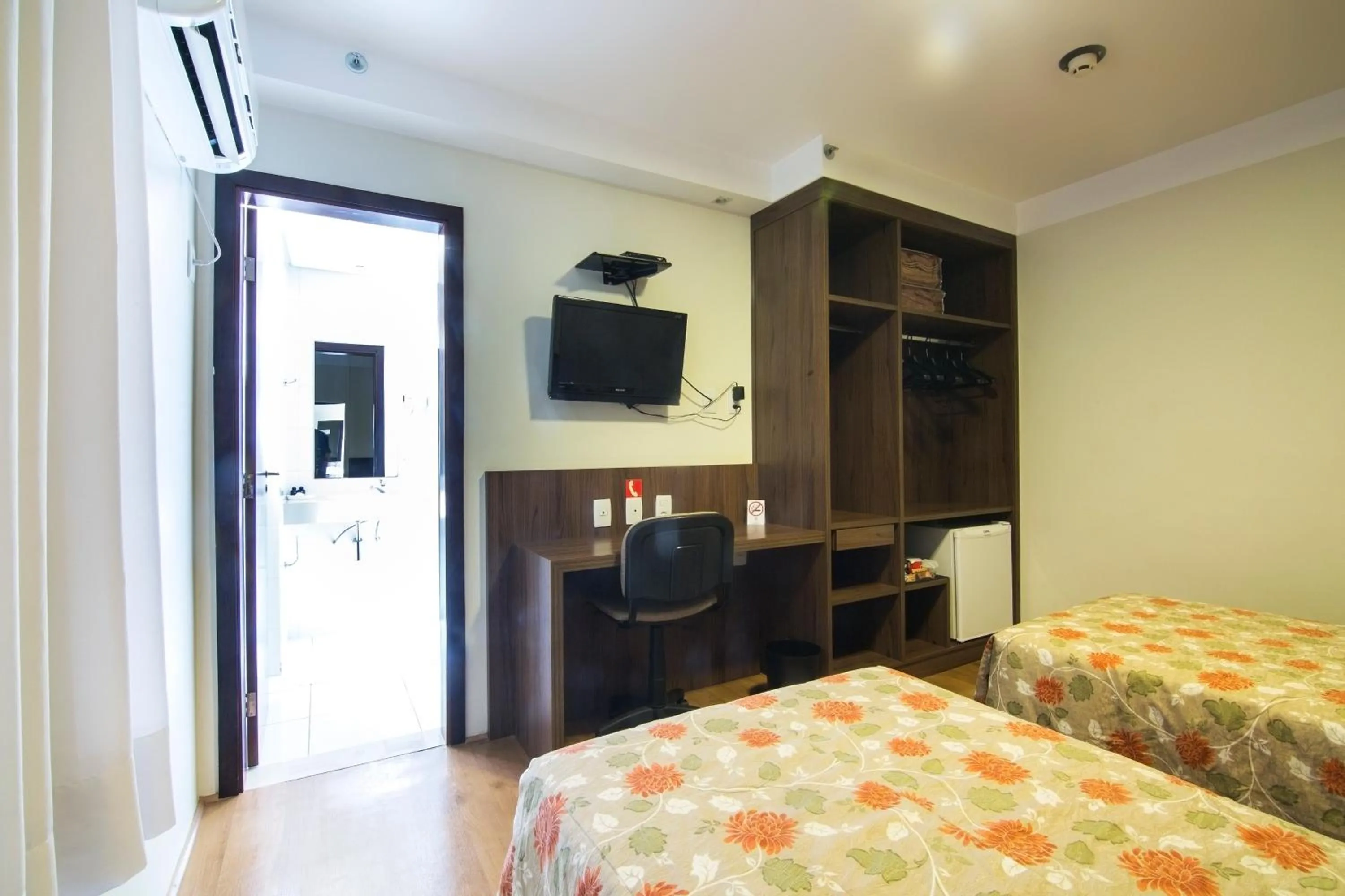 Photo of the whole room, Bed in JR Hotel Ribeirão Preto