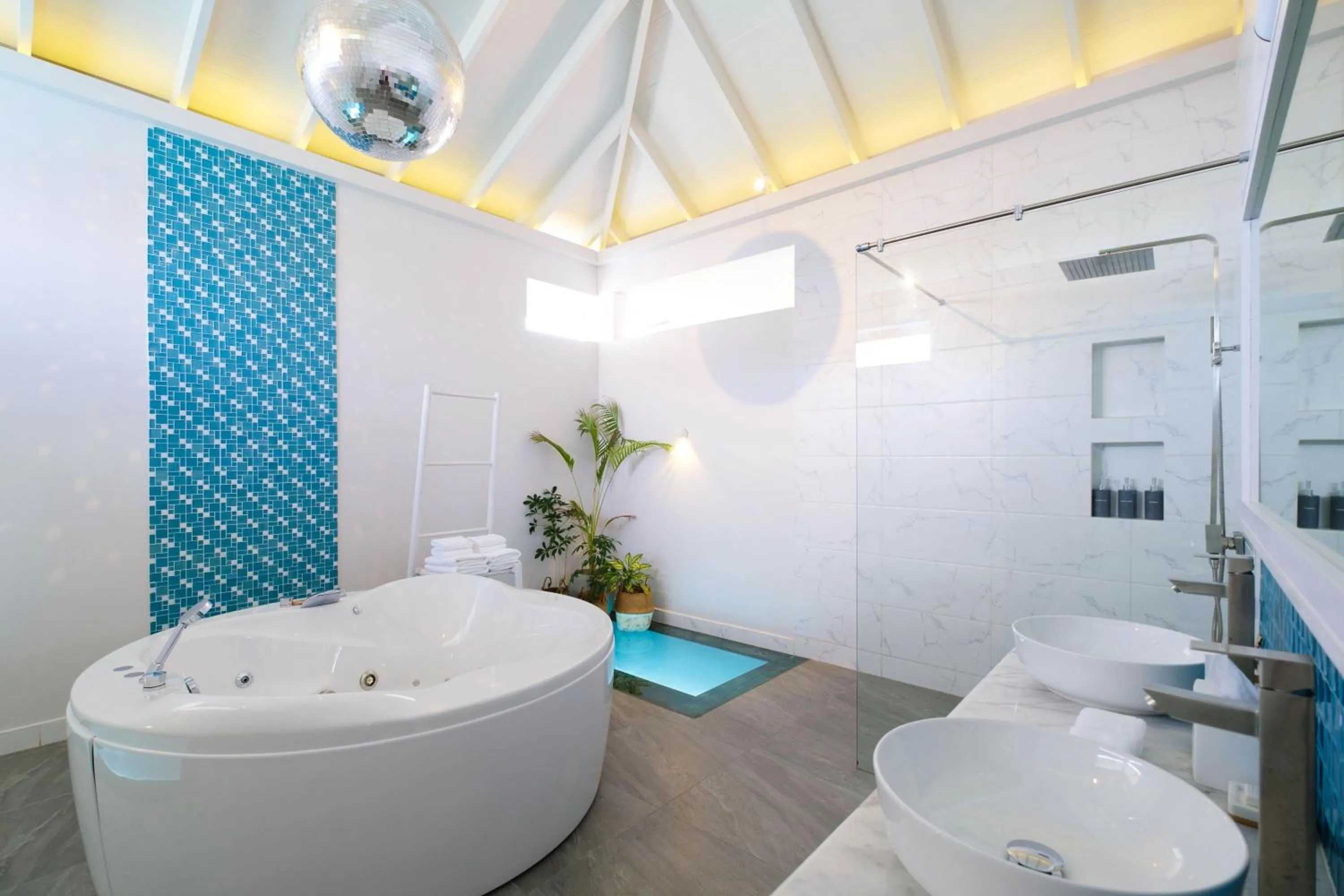 Bathroom in The Standard, Huruvalhi Maldives