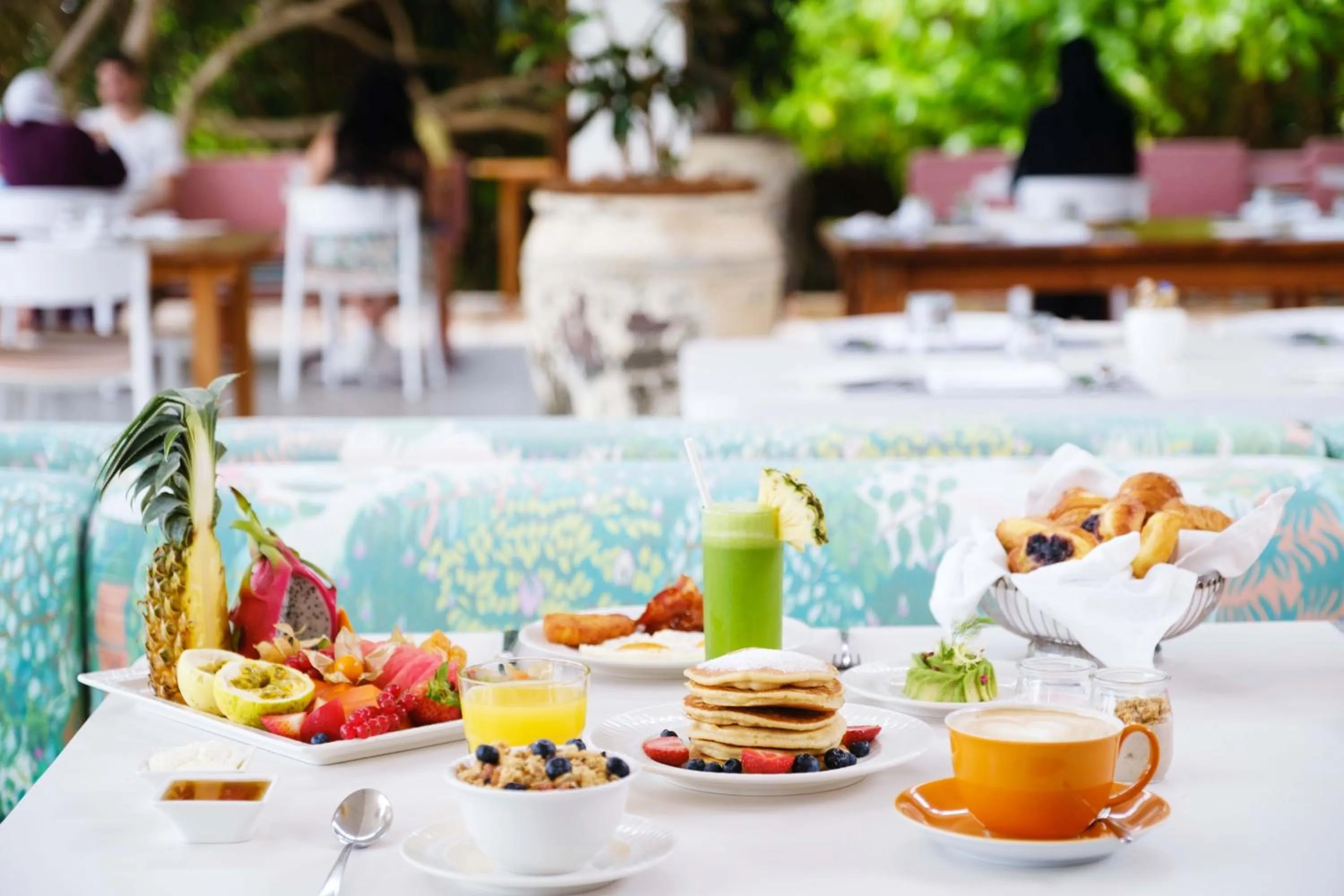 Food and drinks in The Standard, Huruvalhi Maldives