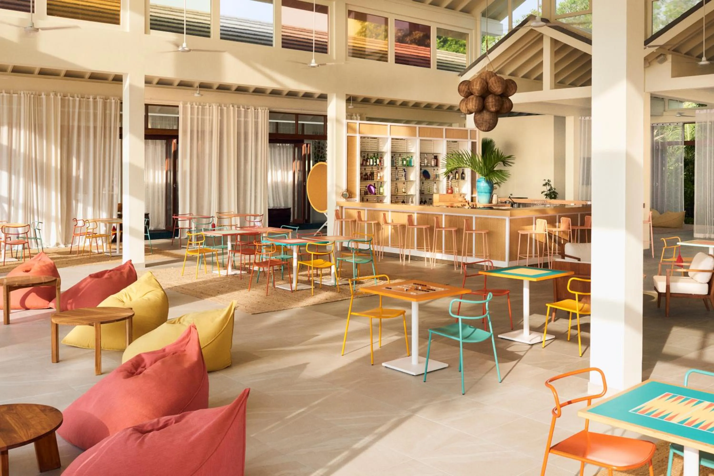 Lounge or bar in The Standard, Huruvalhi Maldives