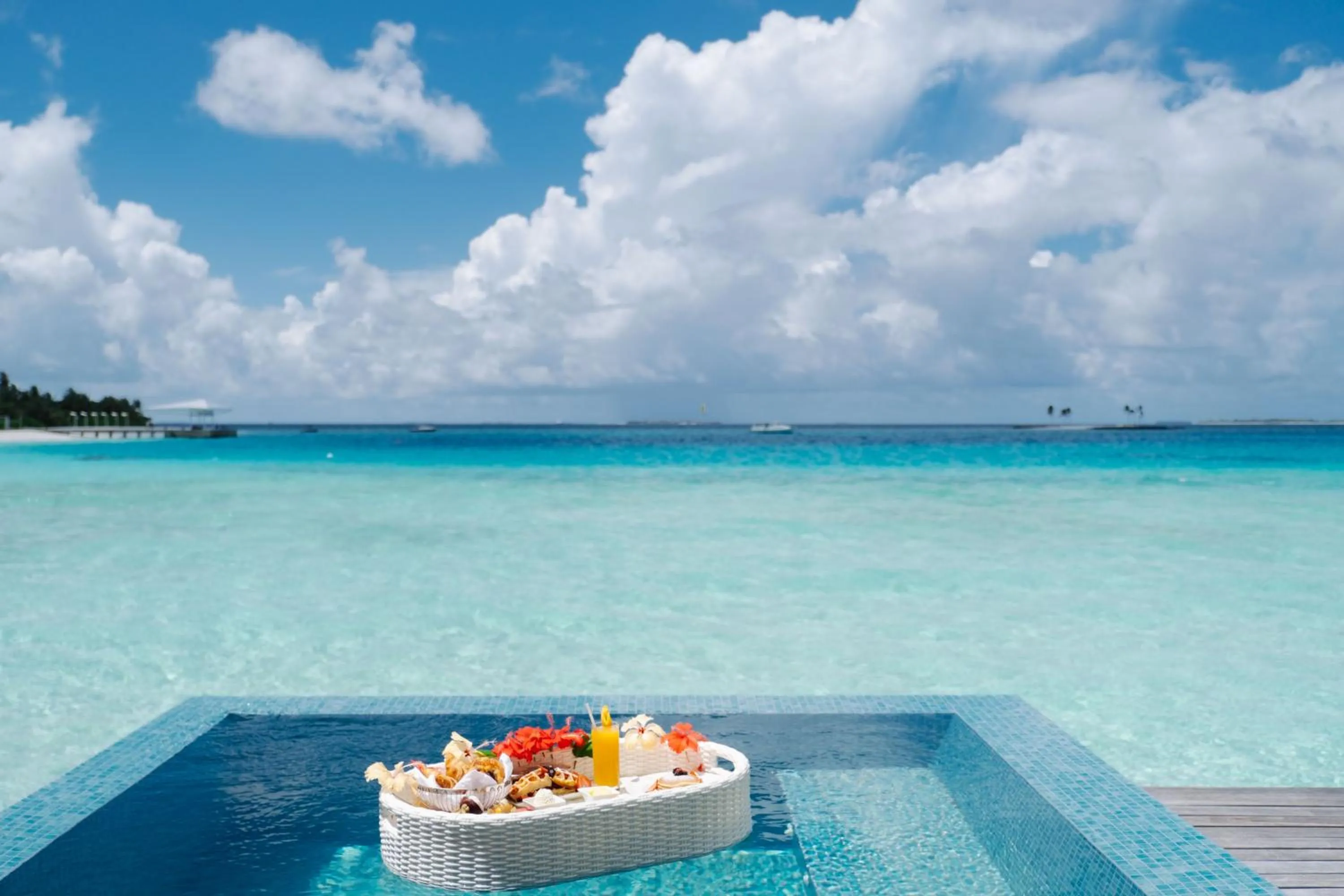 Food and drinks in The Standard, Huruvalhi Maldives