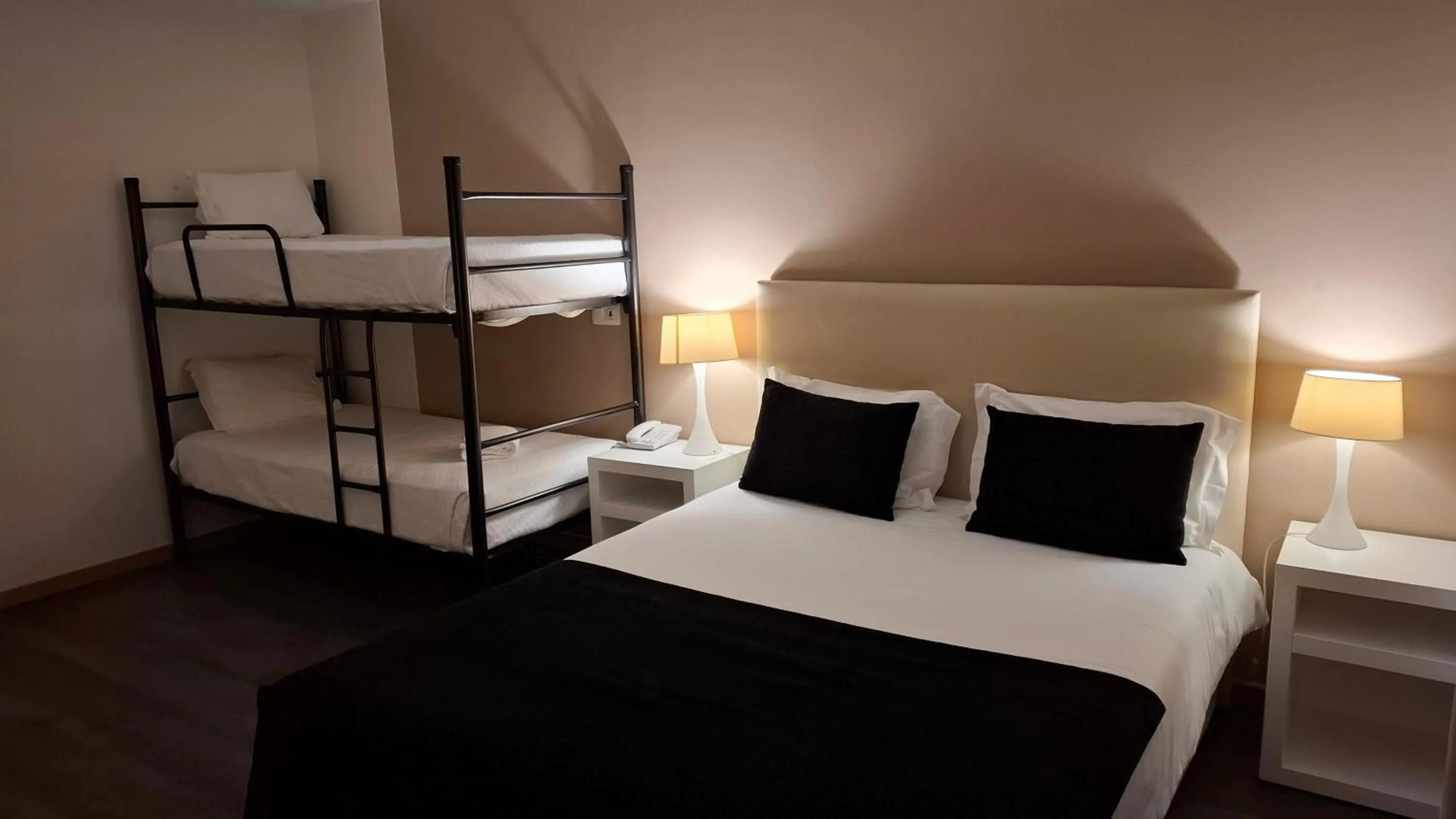 Bedroom, Bed in Hotel Durao