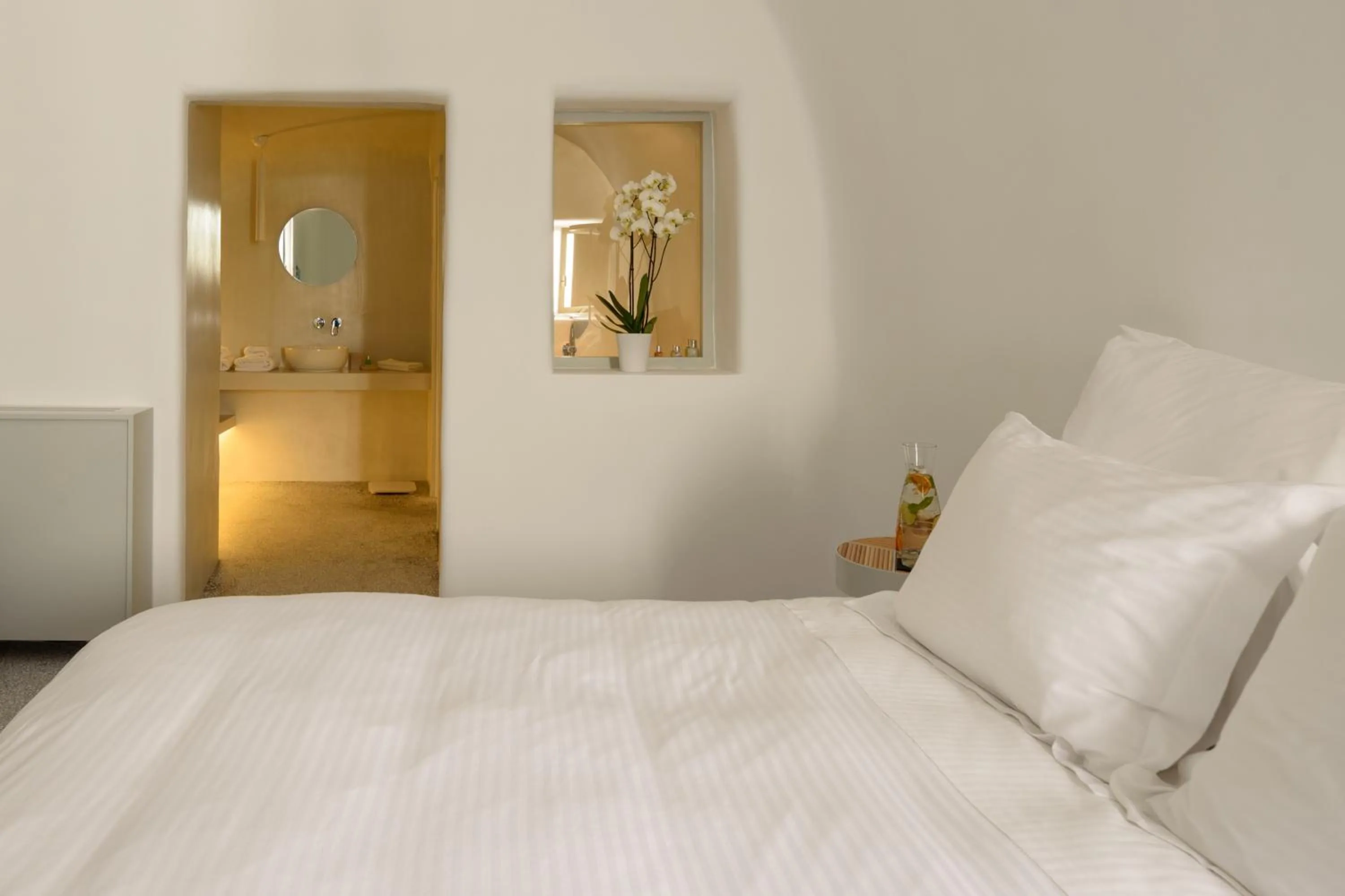 Bedroom, Bed in Echoes Luxury Suites