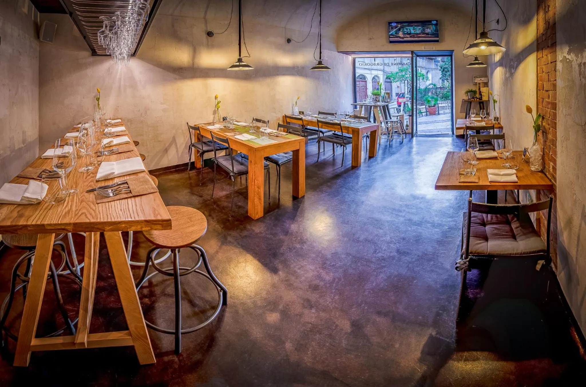 Restaurant/places to eat in Cantine De Gregorio Suites