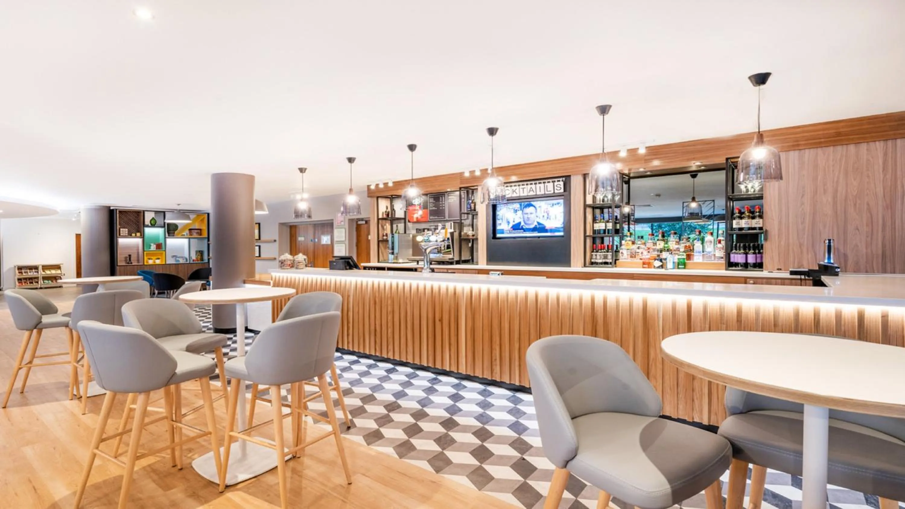 Lounge or bar in Holiday Inn London Luton Airport by IHG