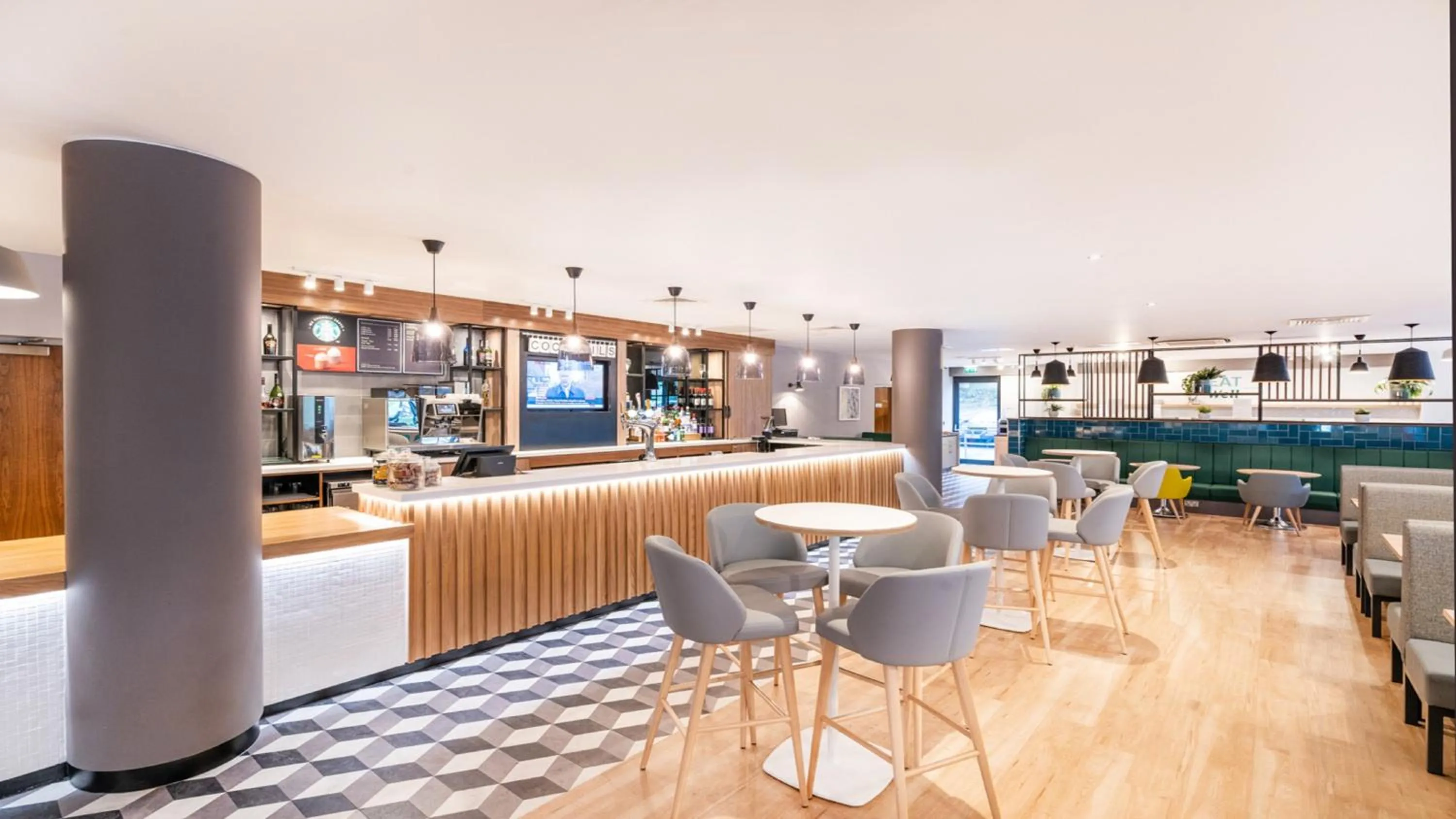 Lounge or bar in Holiday Inn London Luton Airport by IHG