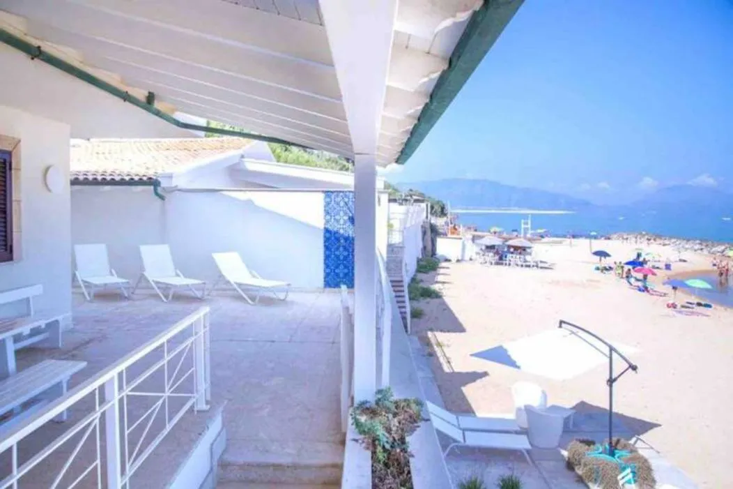 Amira Beach Villa by Le Dhome Sicily