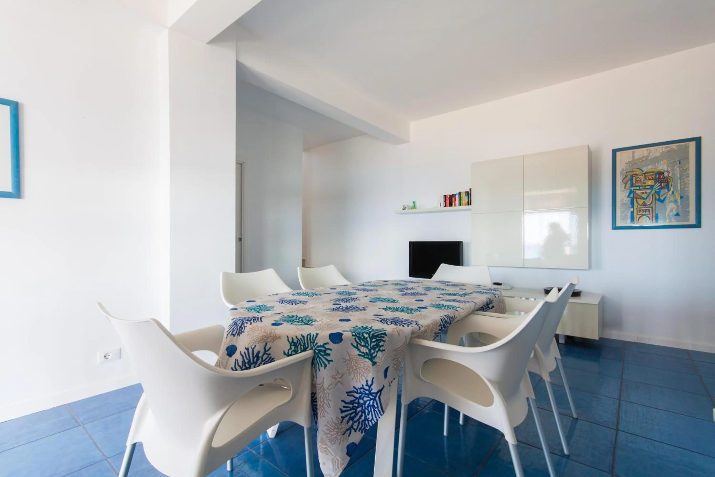 Dining area in Amira Beach Villa by Le Dhome Sicily
