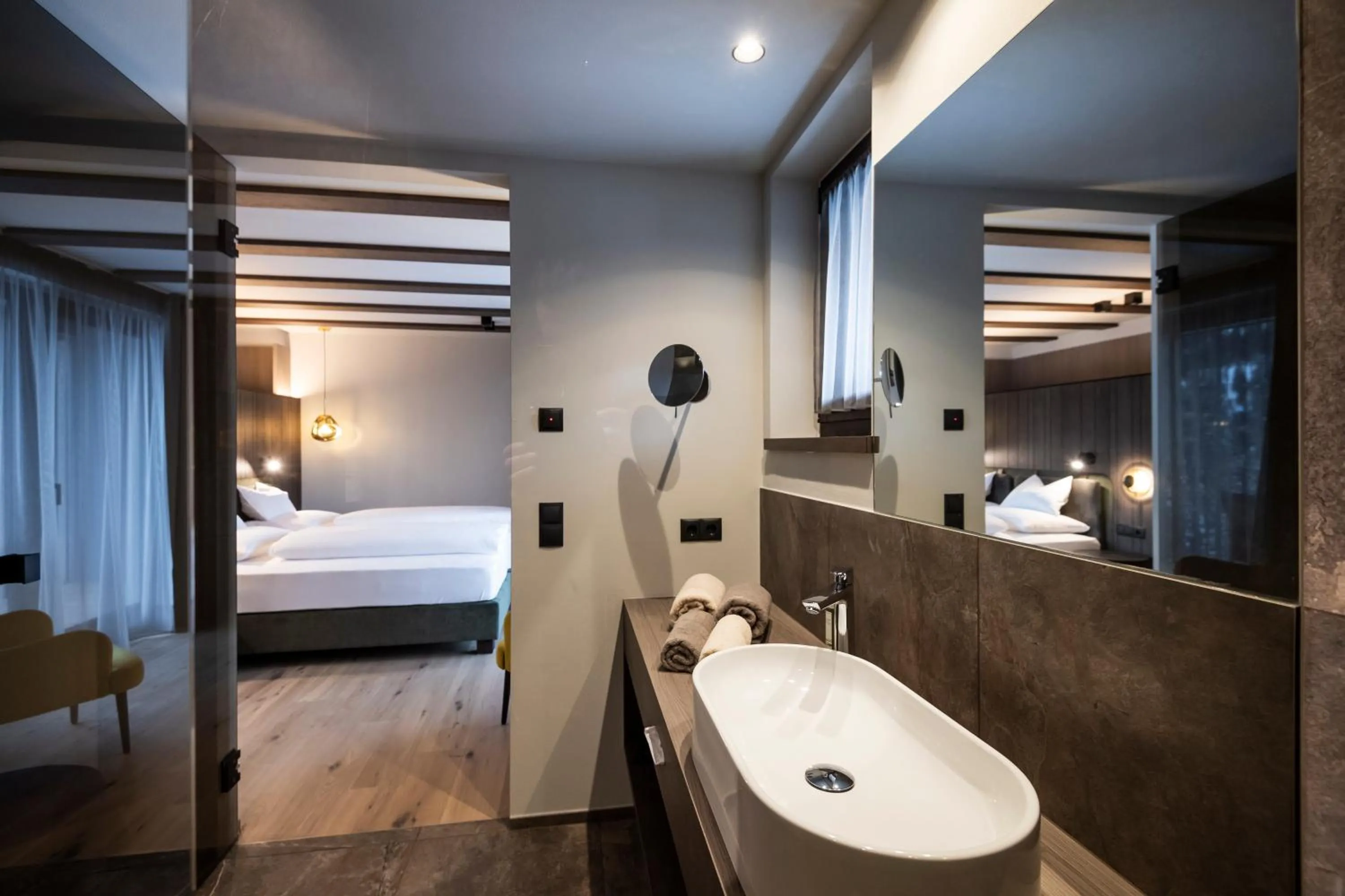 Bathroom, Bed in Plan Murin - Authentic Dolomites Hotel