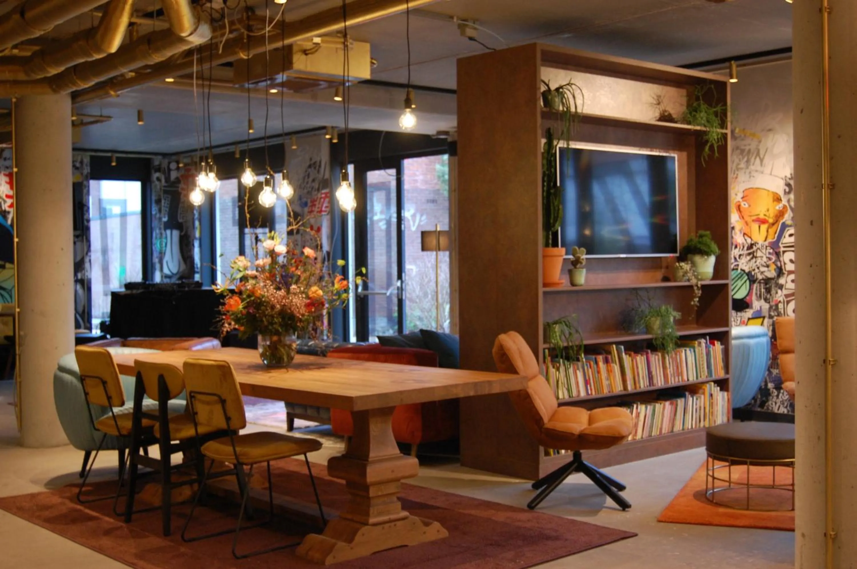 Communal lounge/ TV room in Hotel the Match