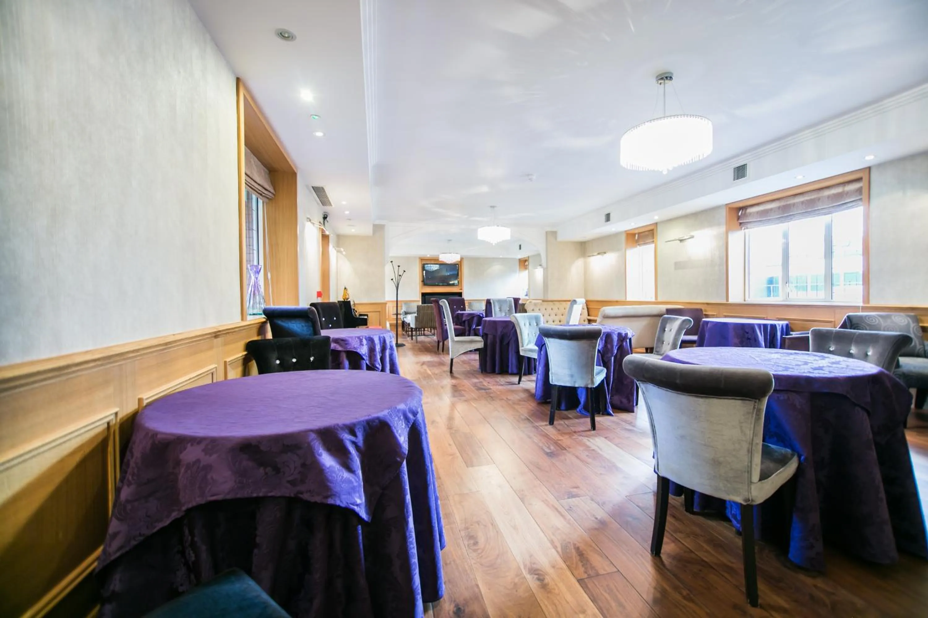 Communal lounge/ TV room in The Pillar Hotel