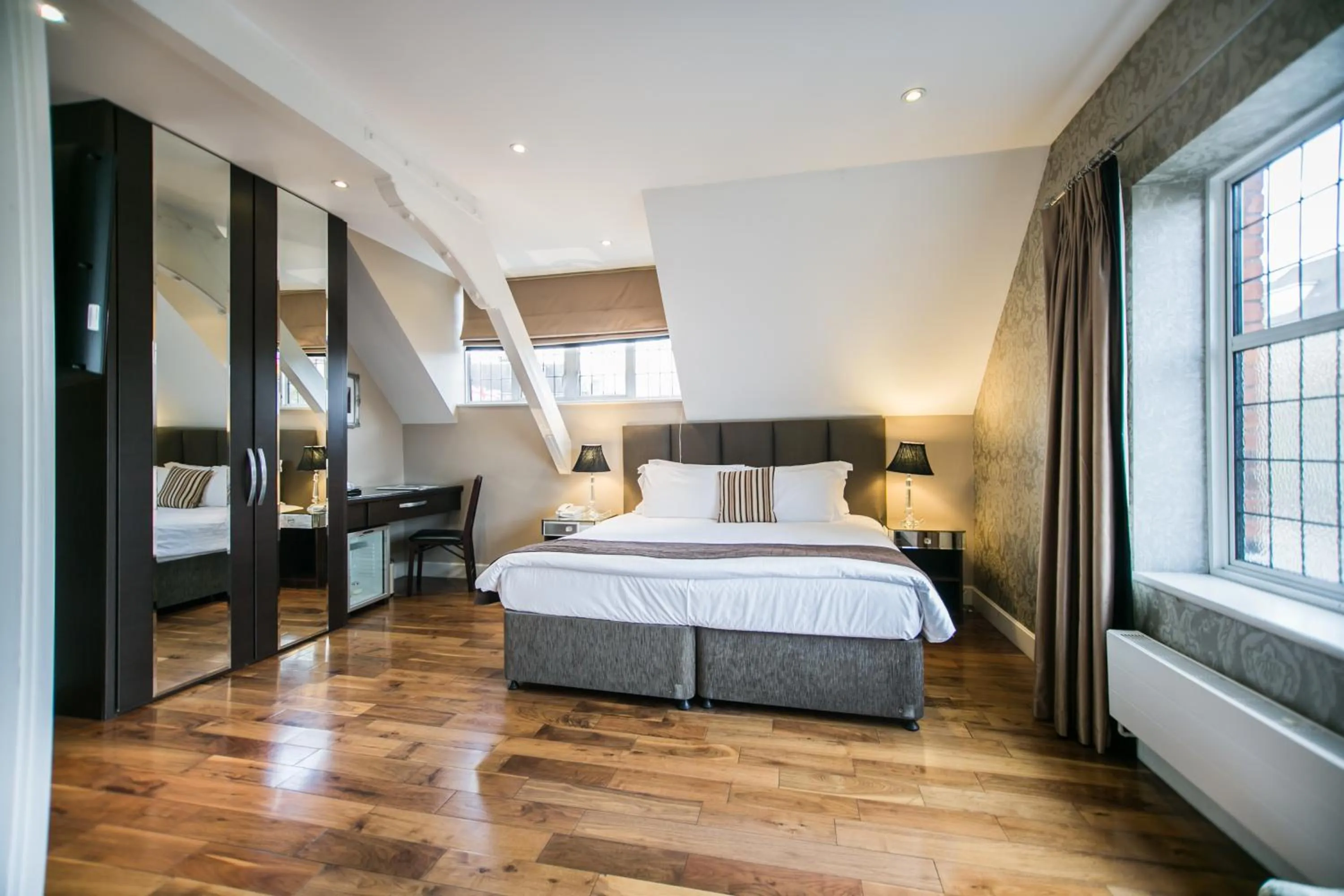 Bedroom, Bed in The Pillar Hotel