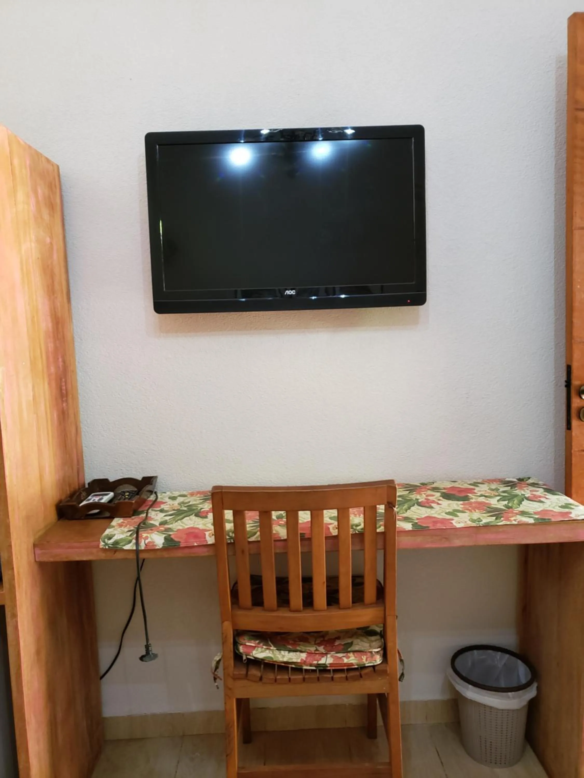 TV and multimedia in Hotel Pousada Chalé das Flores