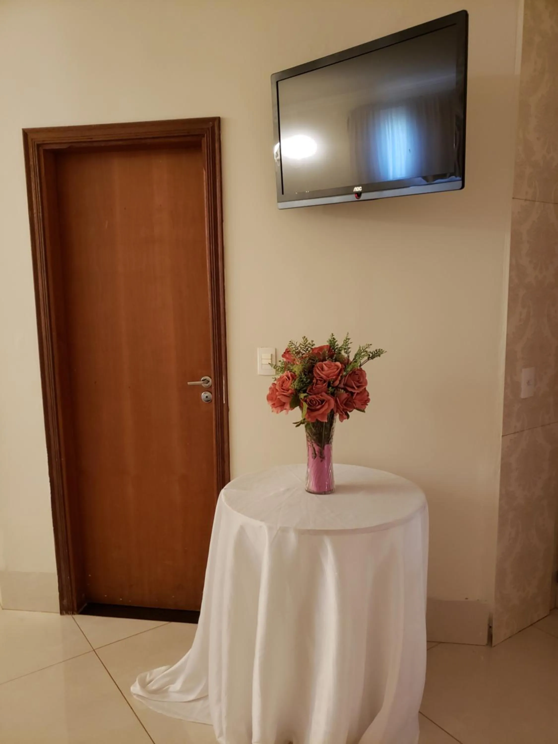 TV and multimedia in Hotel Pousada Chalé das Flores