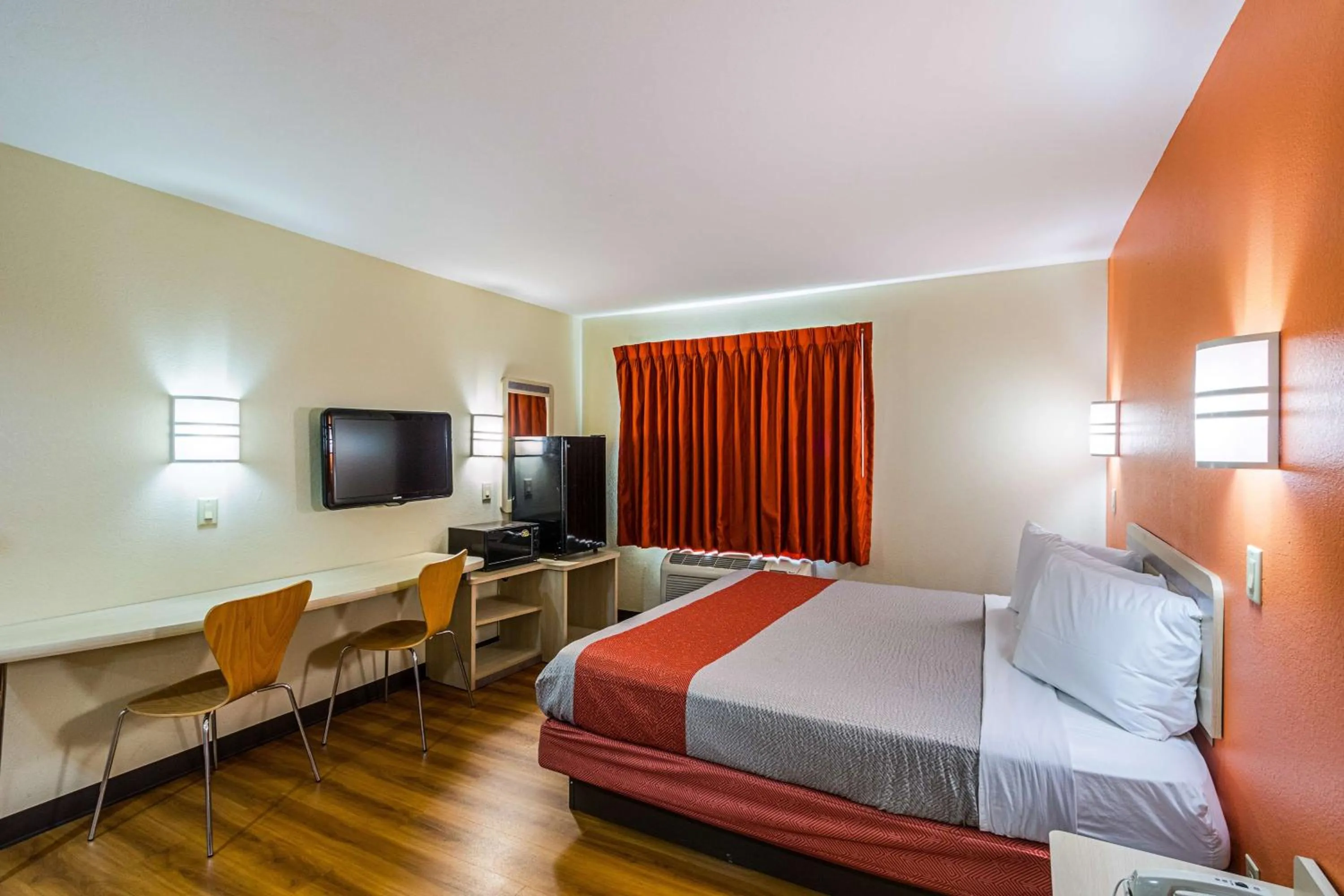 King Room - Smoking  in Motel 6-Urbana, IL