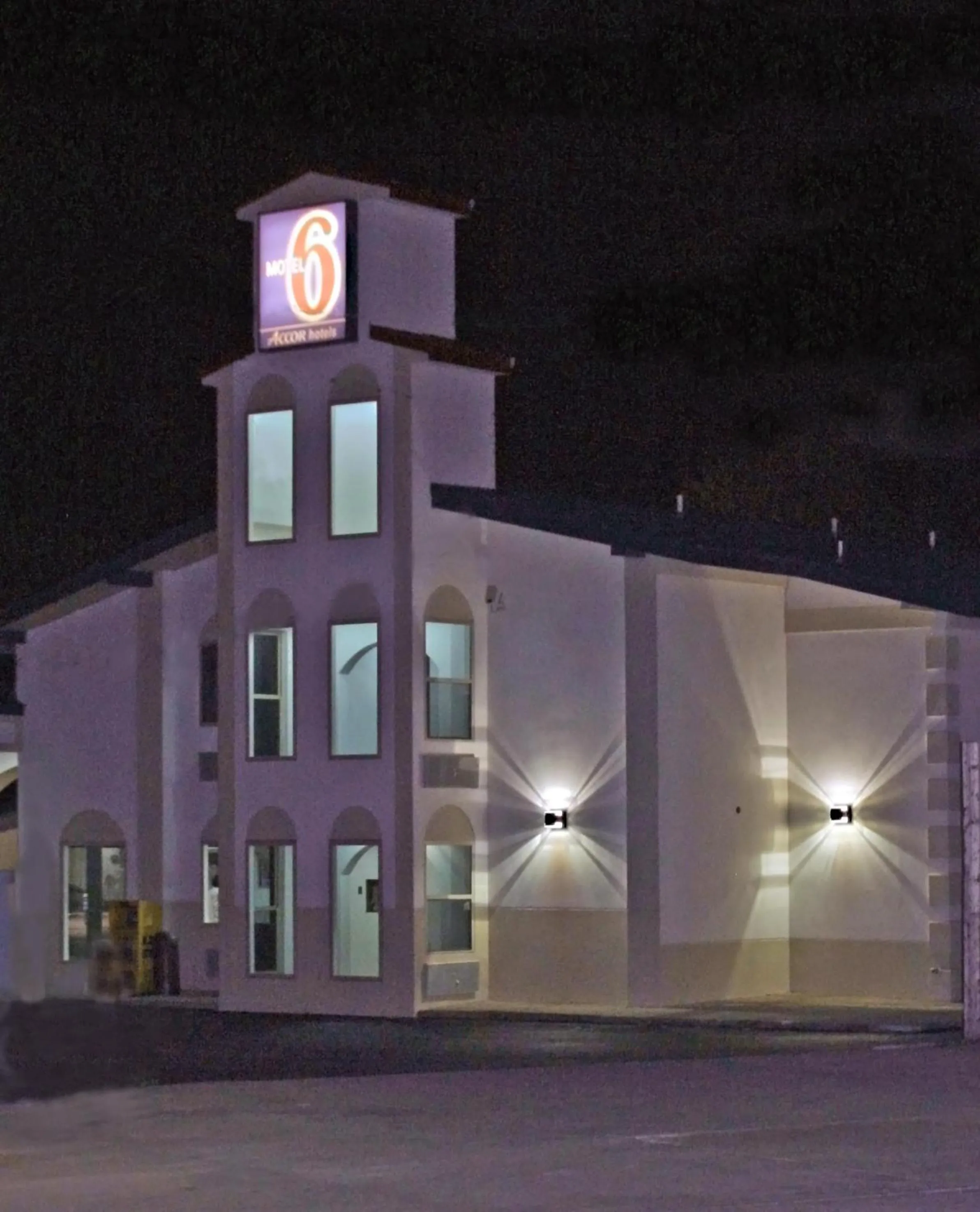 Facade/entrance in Motel 6-Urbana, IL