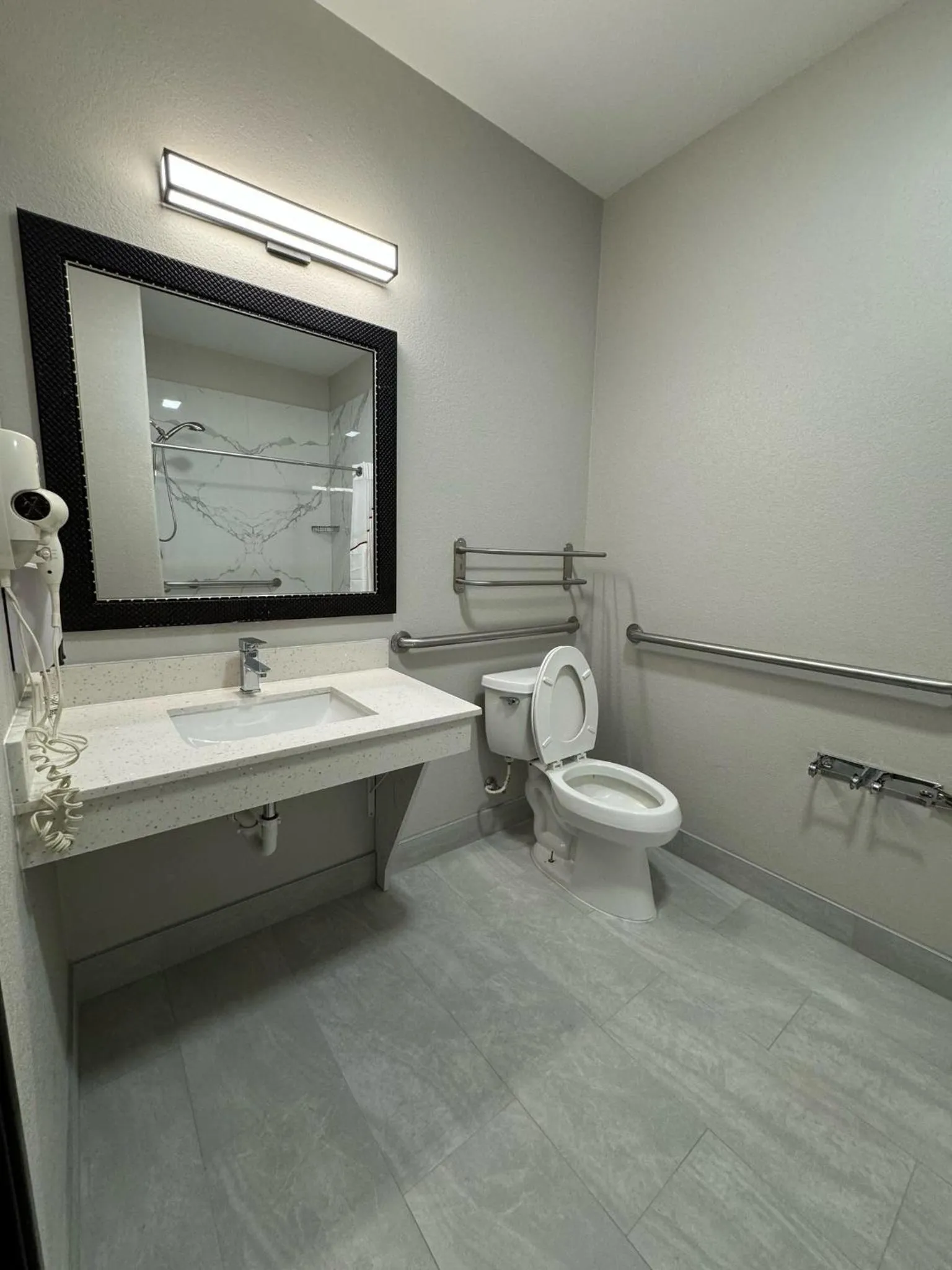 Bathroom in Red Roof Inn & Suites Lake Charles