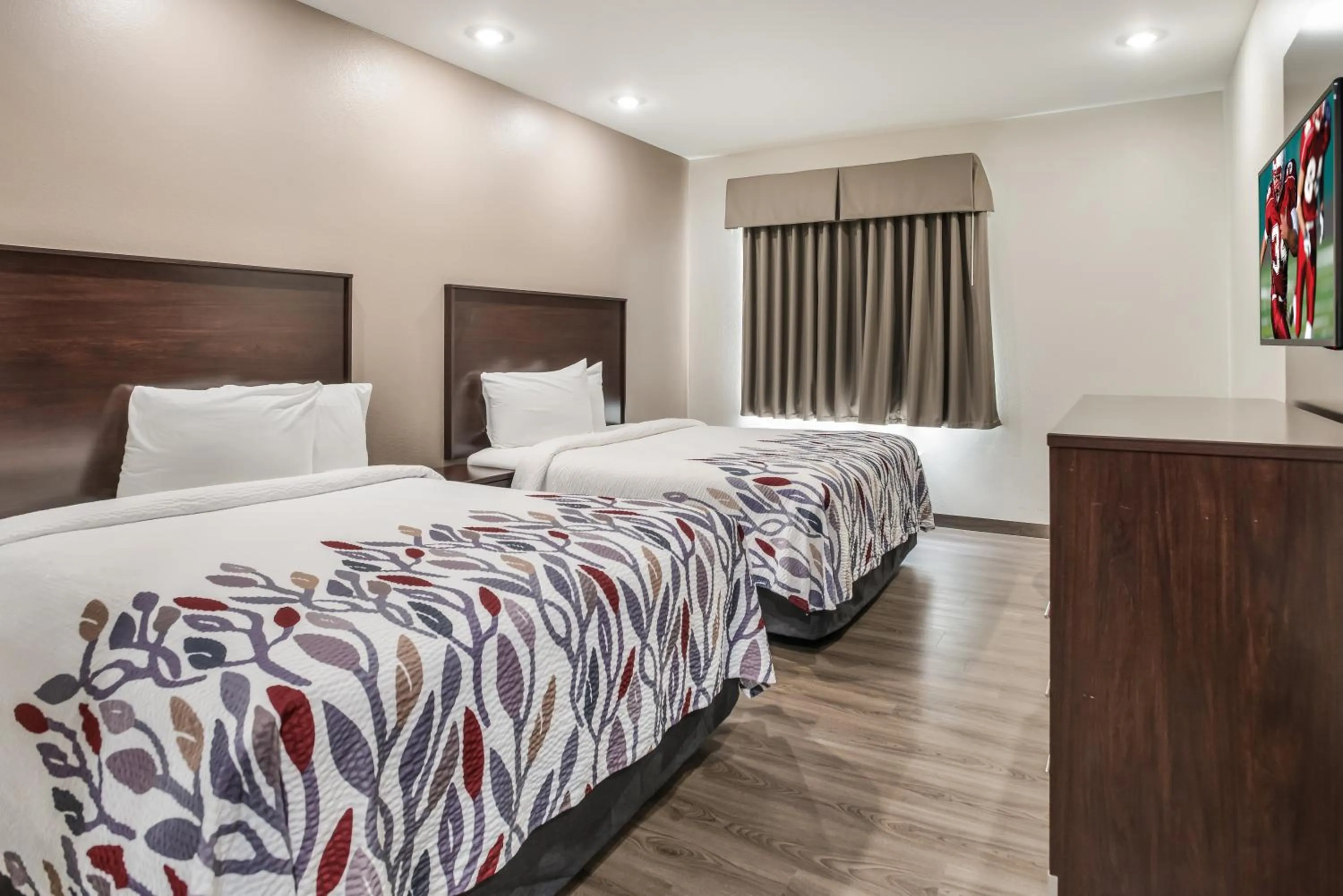 Photo of the whole room, Bed in Red Roof Inn & Suites Lake Charles