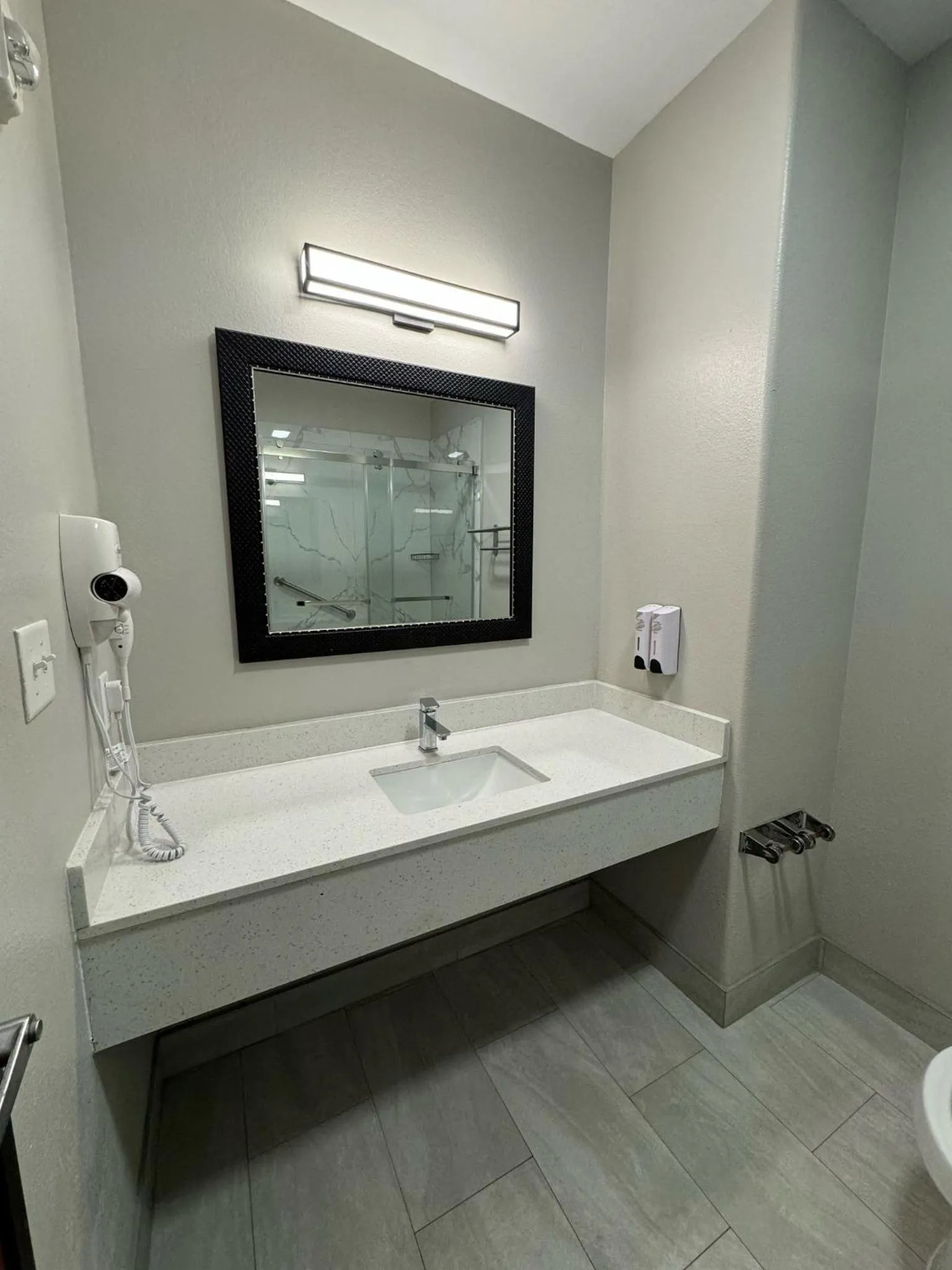 Bathroom in Red Roof Inn & Suites Lake Charles