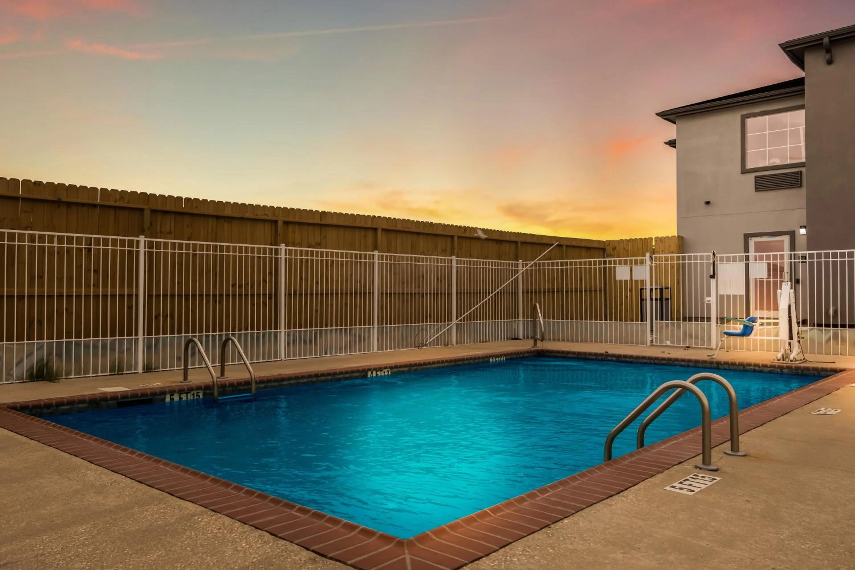 Swimming pool in Red Roof Inn & Suites Lake Charles
