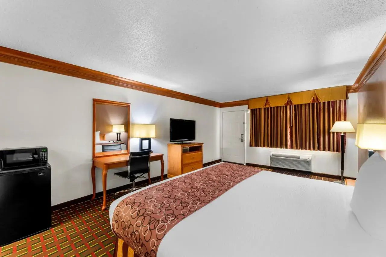 King Room - Non-Smoking in Scottish Inns - Decatur King Room - Non-Smoking in Scottish Inns - Decatur