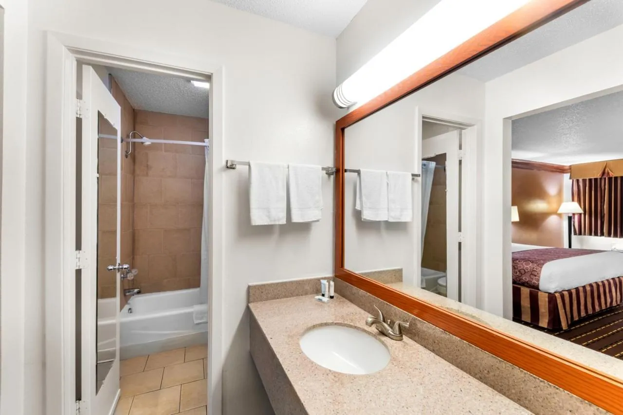 Bathroom, Bed in Scottish Inns - Decatur