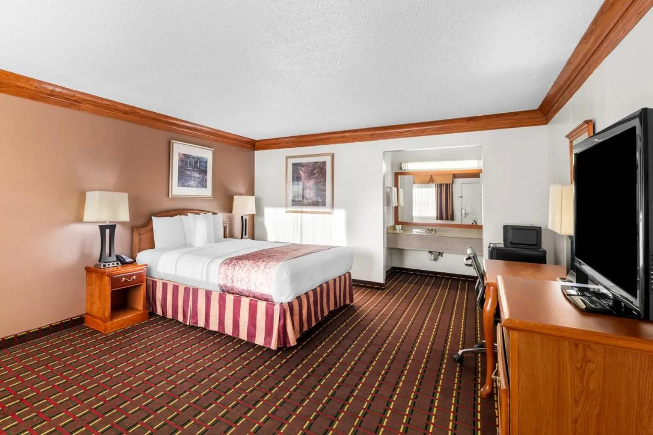 Photo of the whole room, Bed in Scottish Inns - Decatur