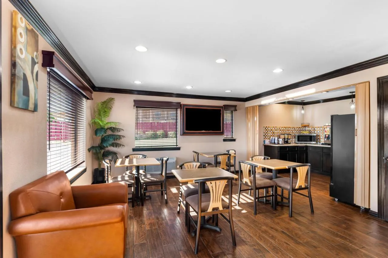 Property building in Scottish Inns - Decatur