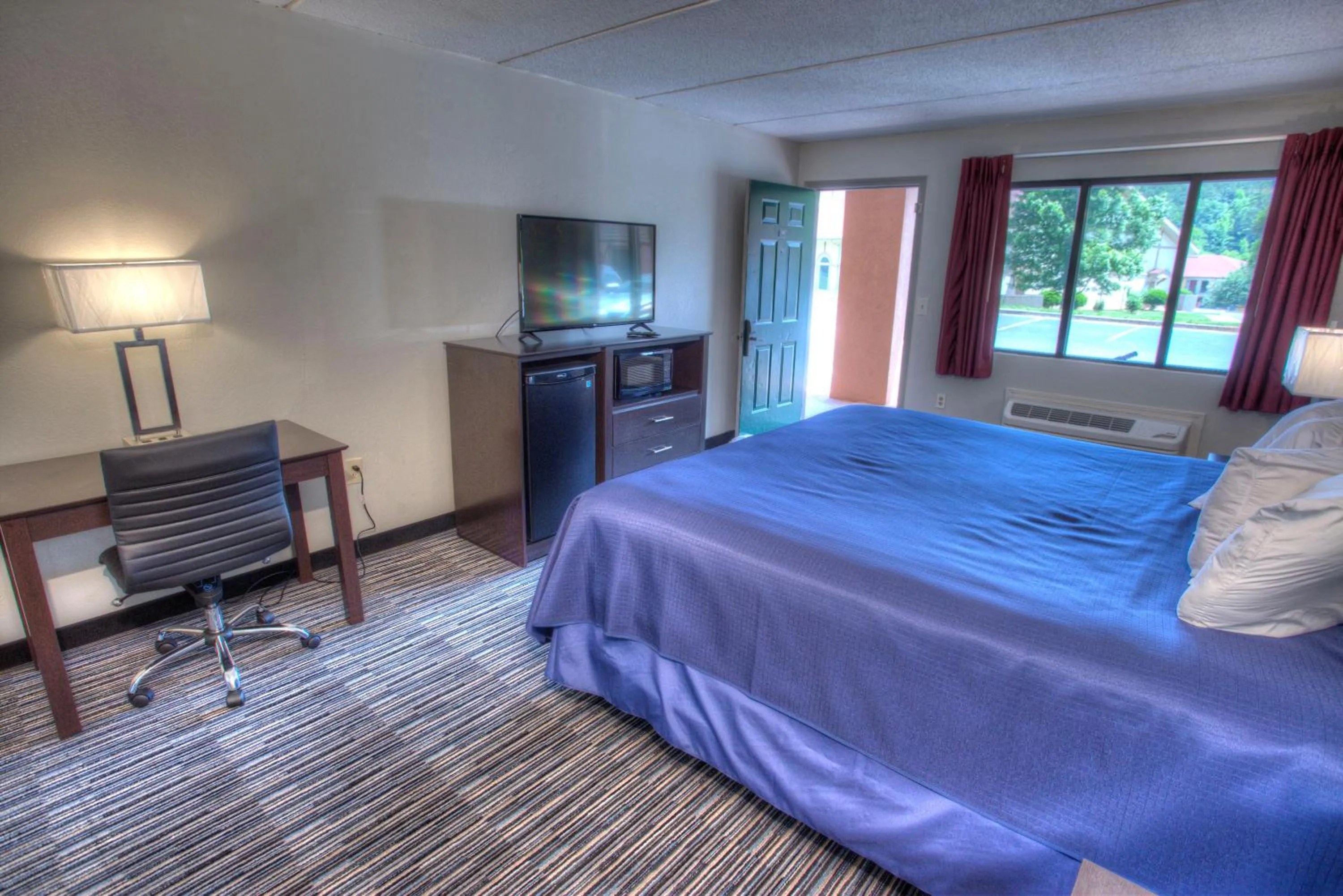 Bed in Budgetel Inn and Suites Plus Helen