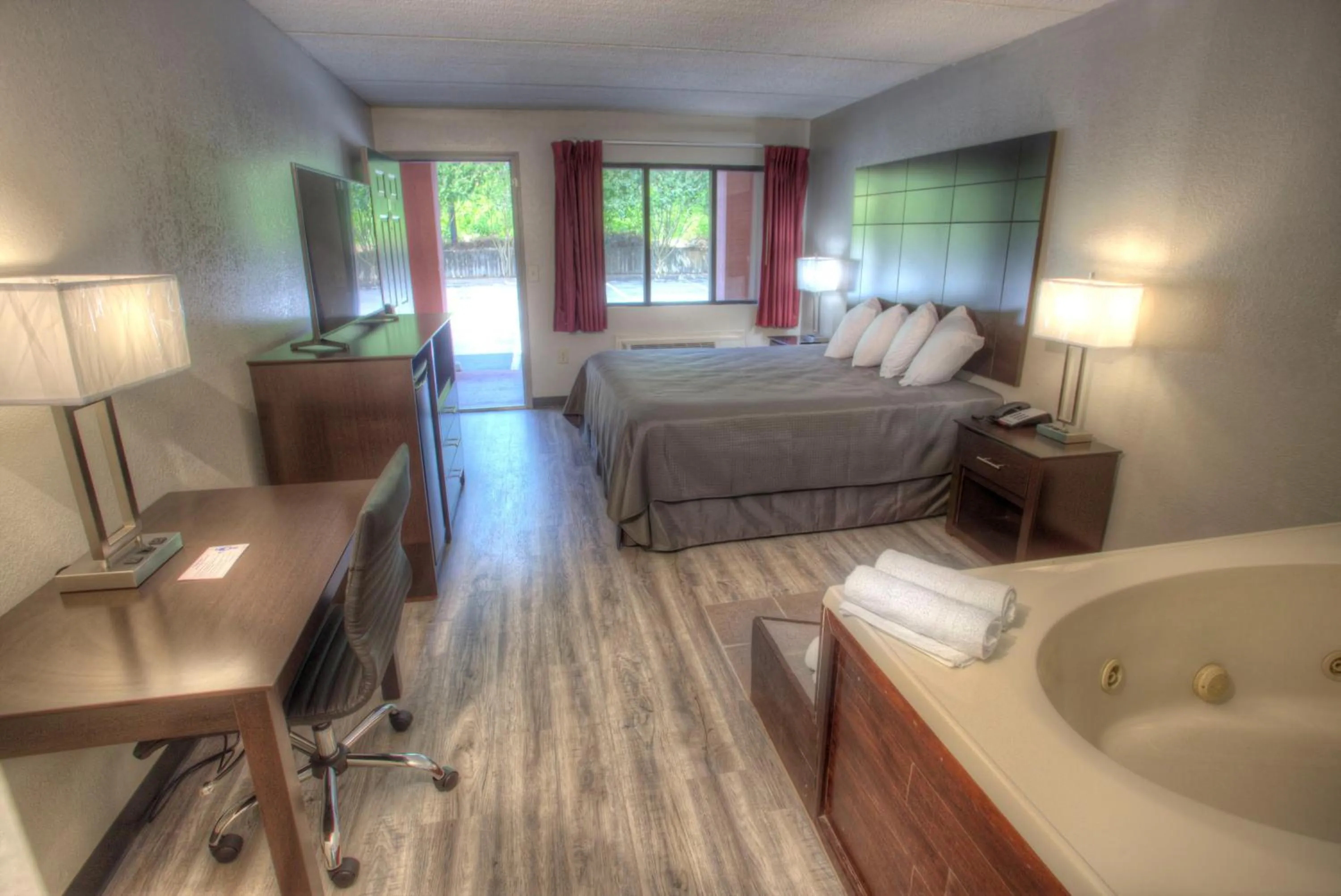 Photo of the whole room, Bed in Budgetel Inn and Suites Plus Helen