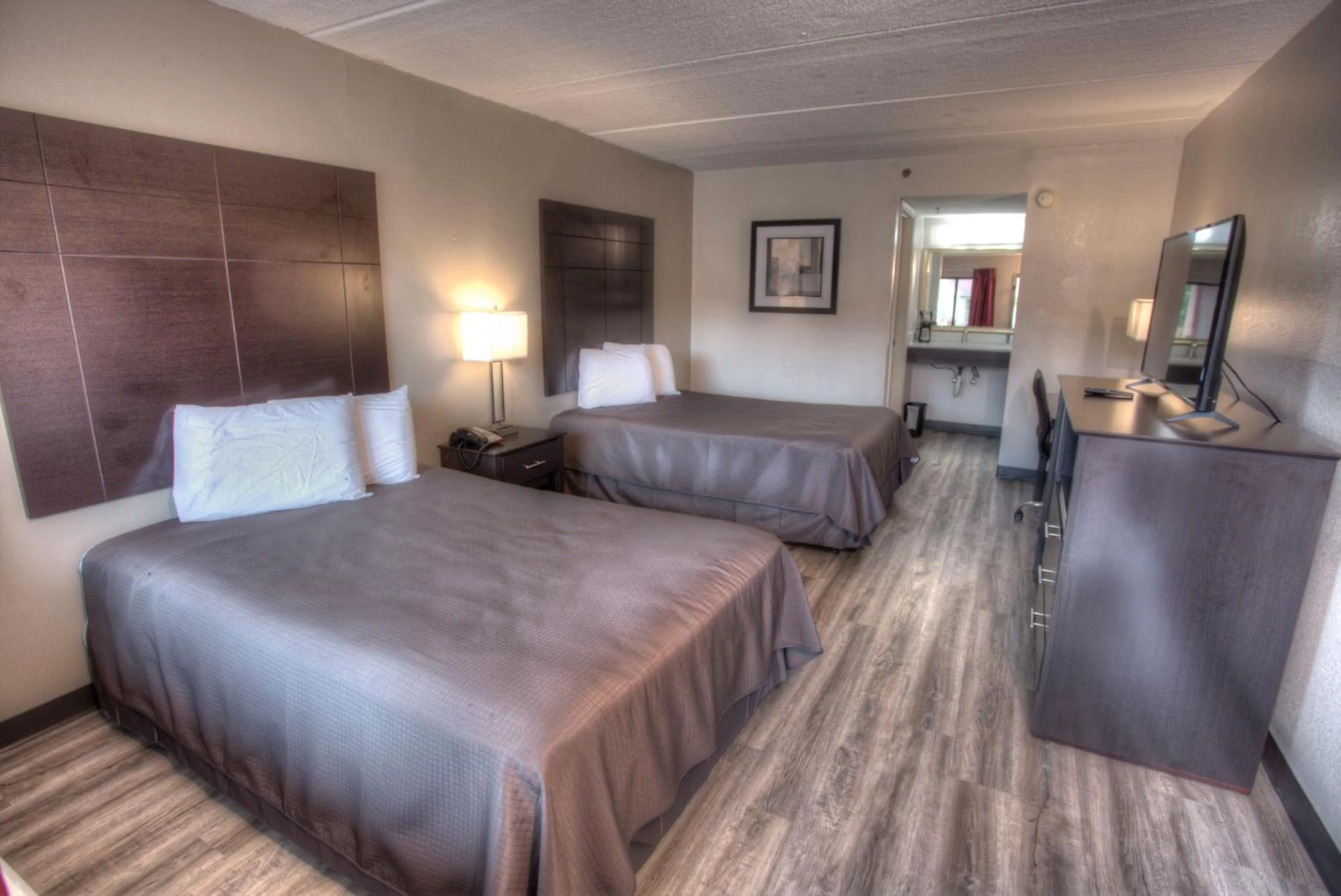 Photo of the whole room, Bed in Budgetel Inn and Suites Plus Helen