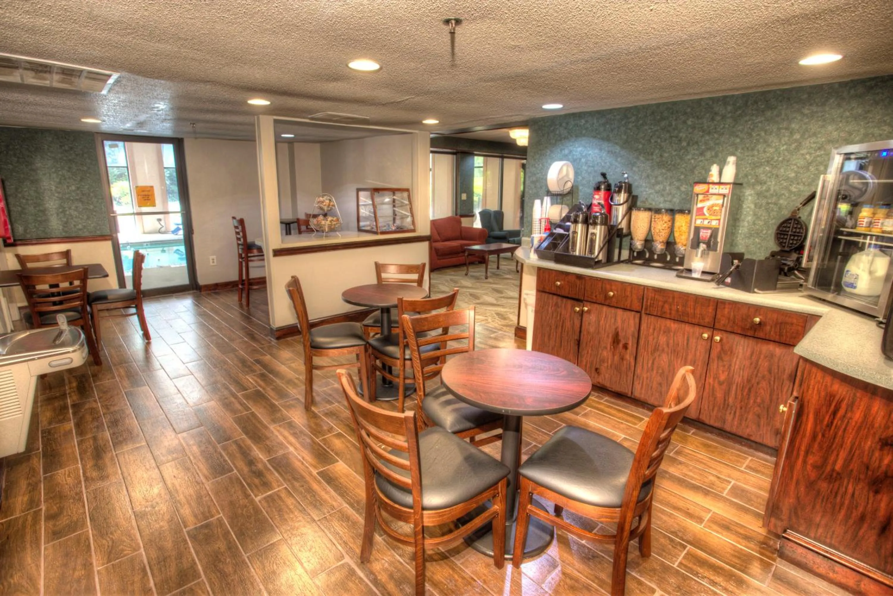 Breakfast in Budgetel Inn and Suites Plus Helen