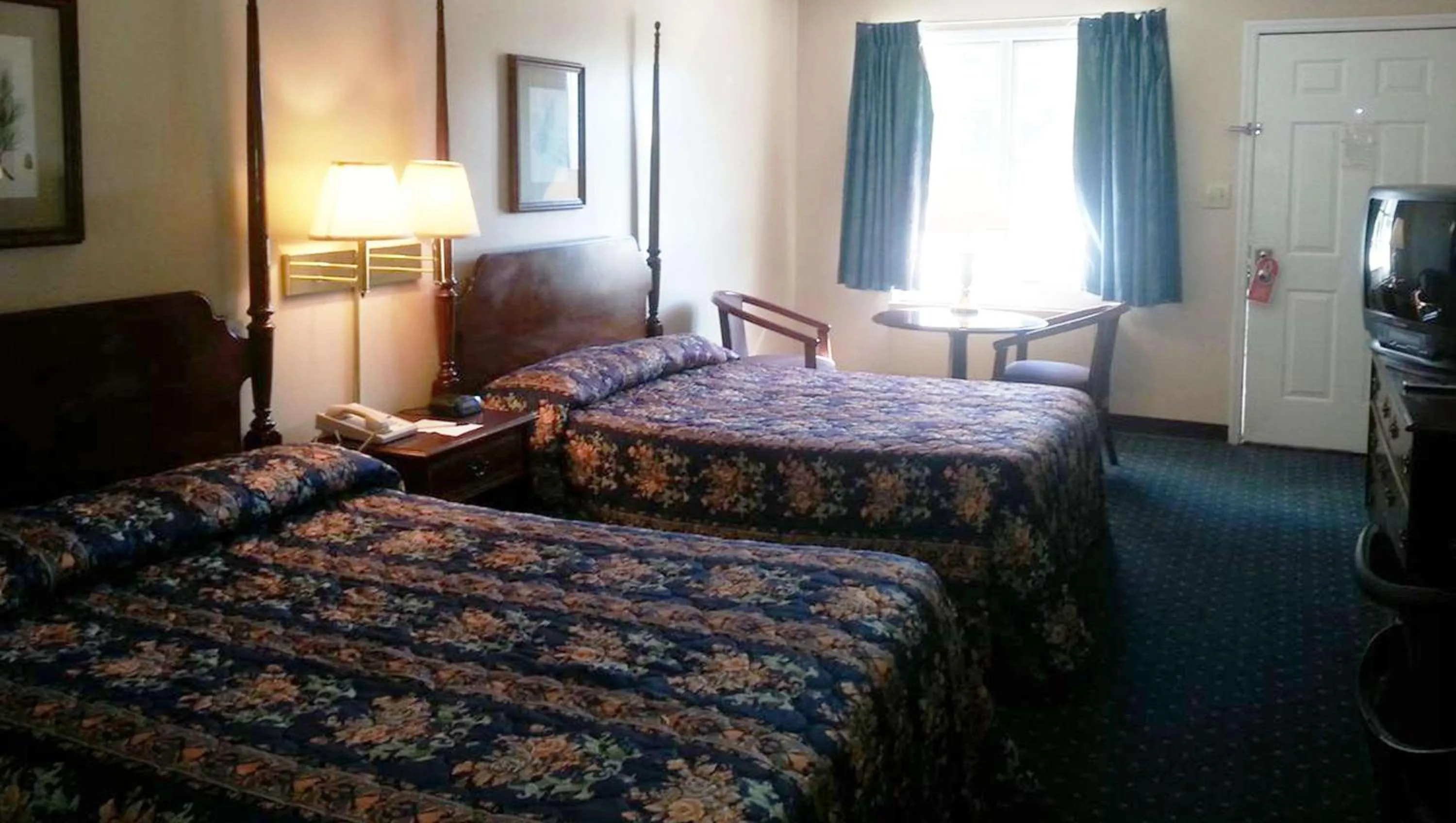 Photo of the whole room, Bed in Stratford Motor Inn East Ellijay