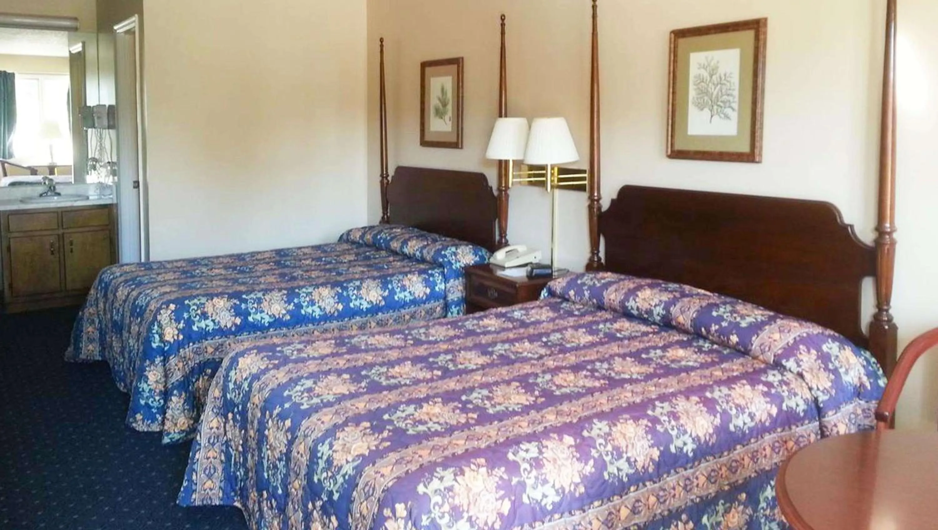 Photo of the whole room, Bed in Stratford Motor Inn East Ellijay