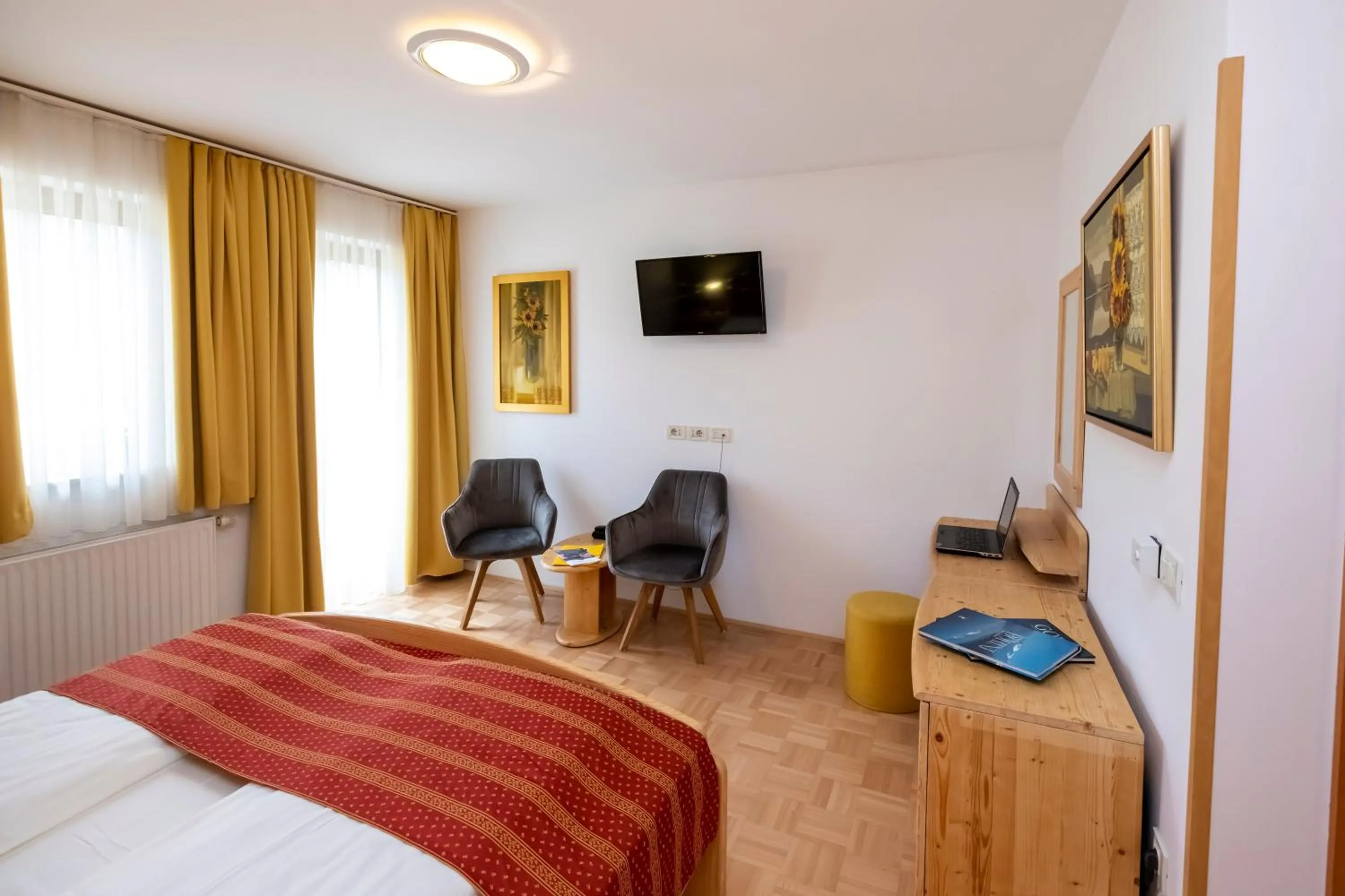 Living room, Bed in Art Hotel Kristal