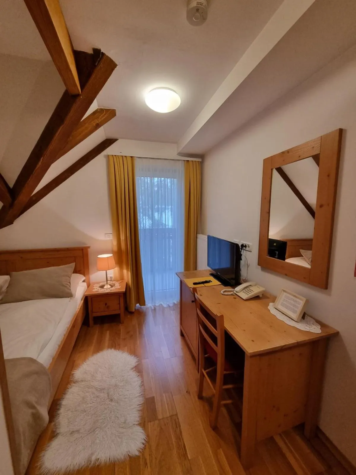 TV and multimedia, Bed in Art Hotel Kristal