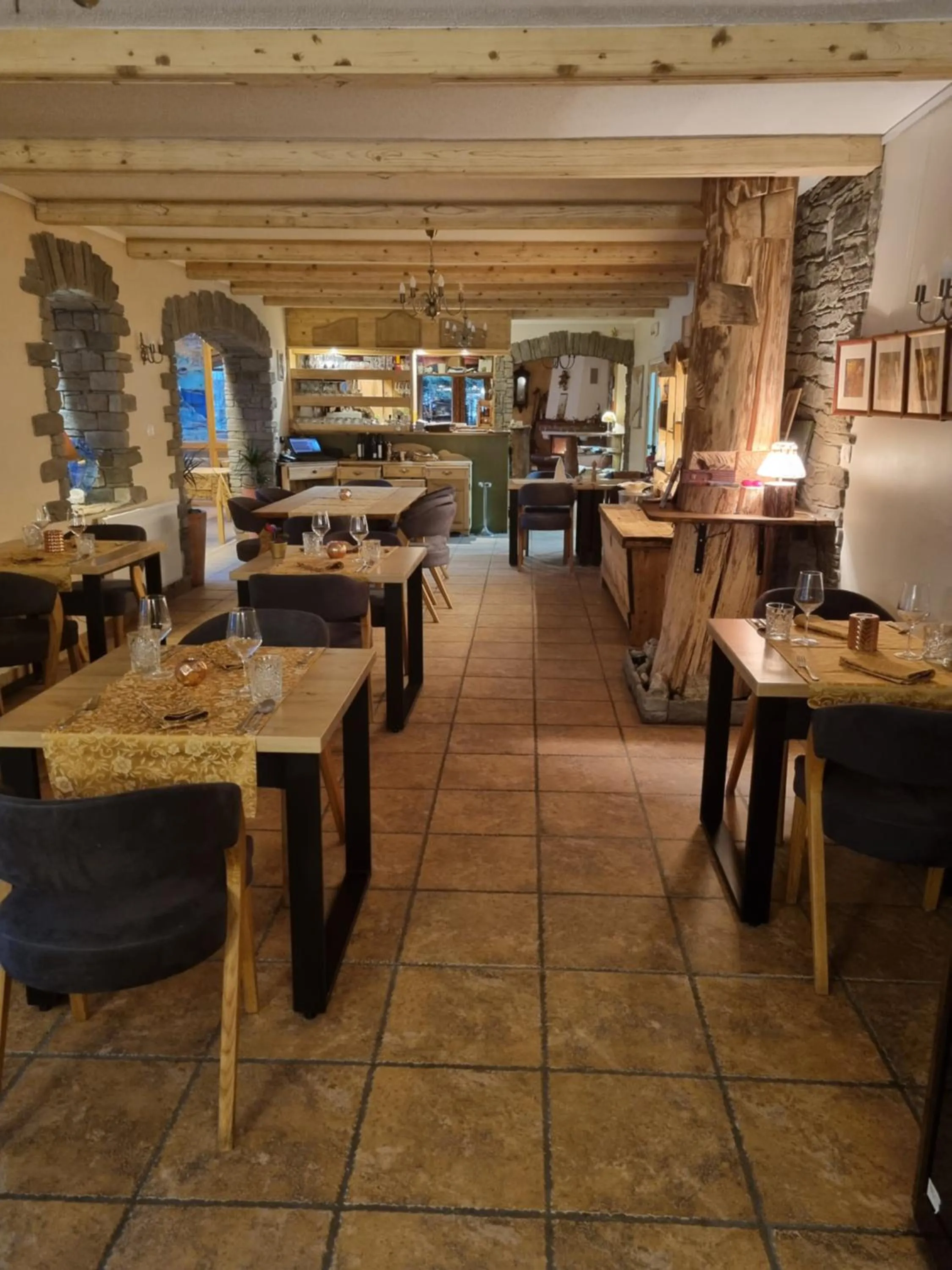 Restaurant/places to eat in Art Hotel Kristal