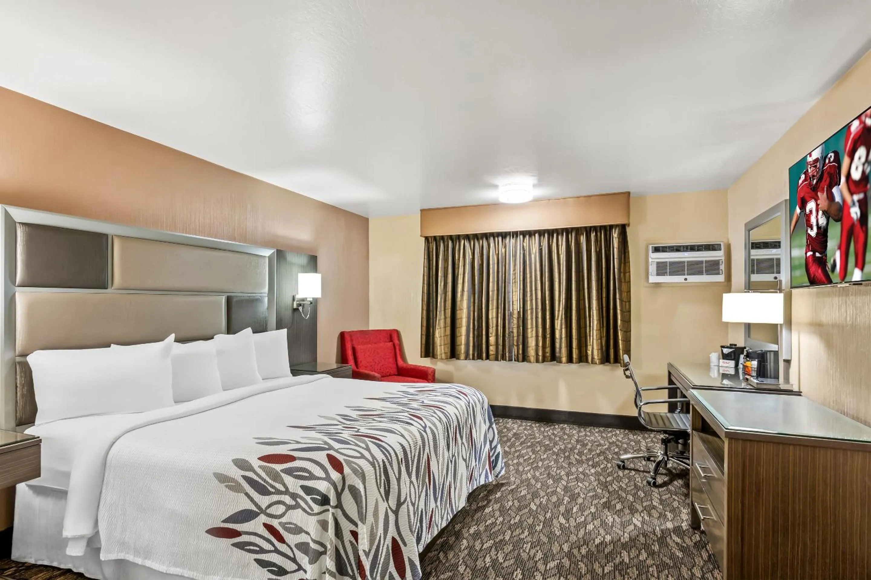 Photo of the whole room, Bed in Red Roof Inn Yuba City Bonanza - Marysville