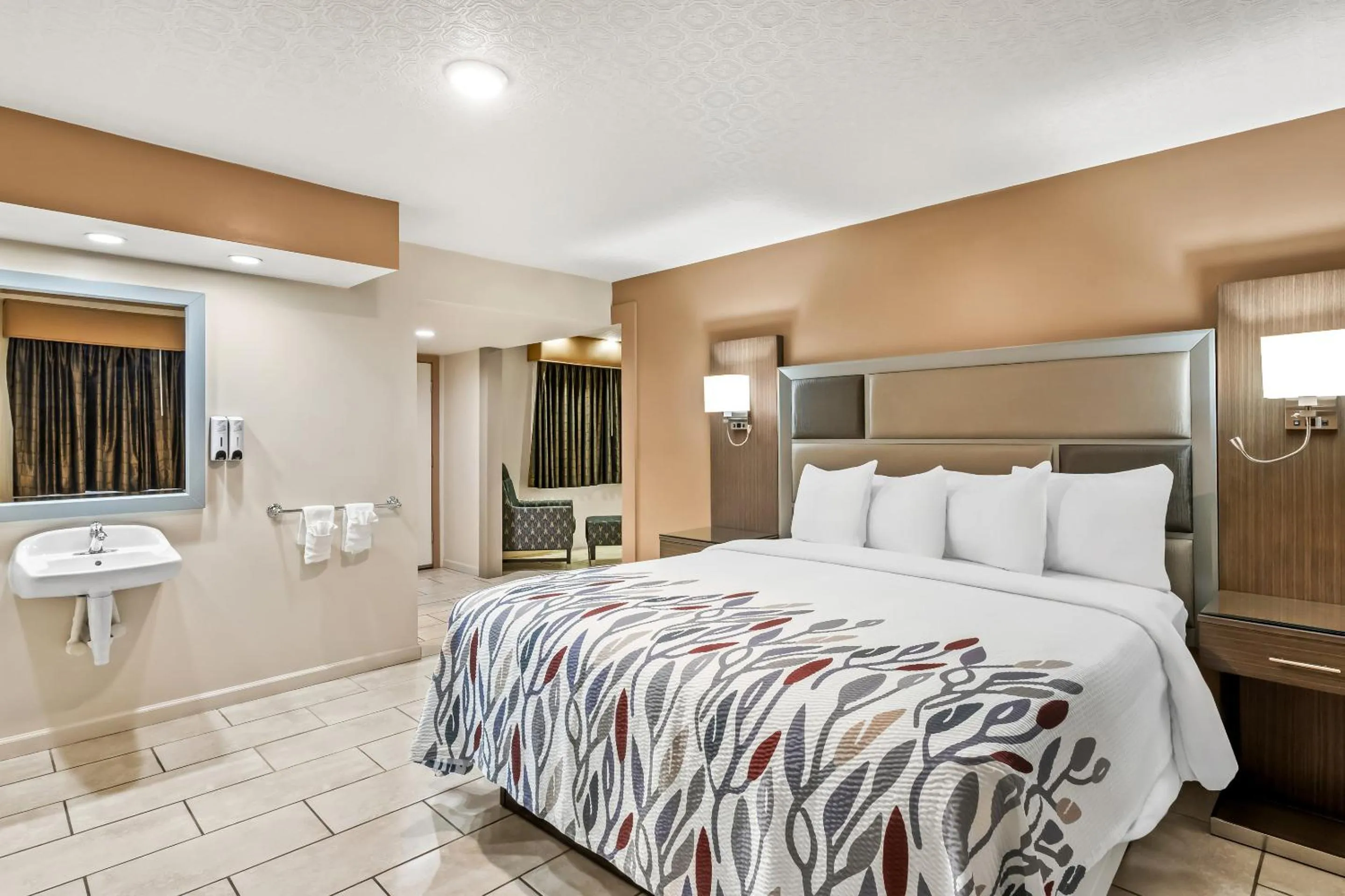 Photo of the whole room, Bed in Red Roof Inn Yuba City Bonanza - Marysville