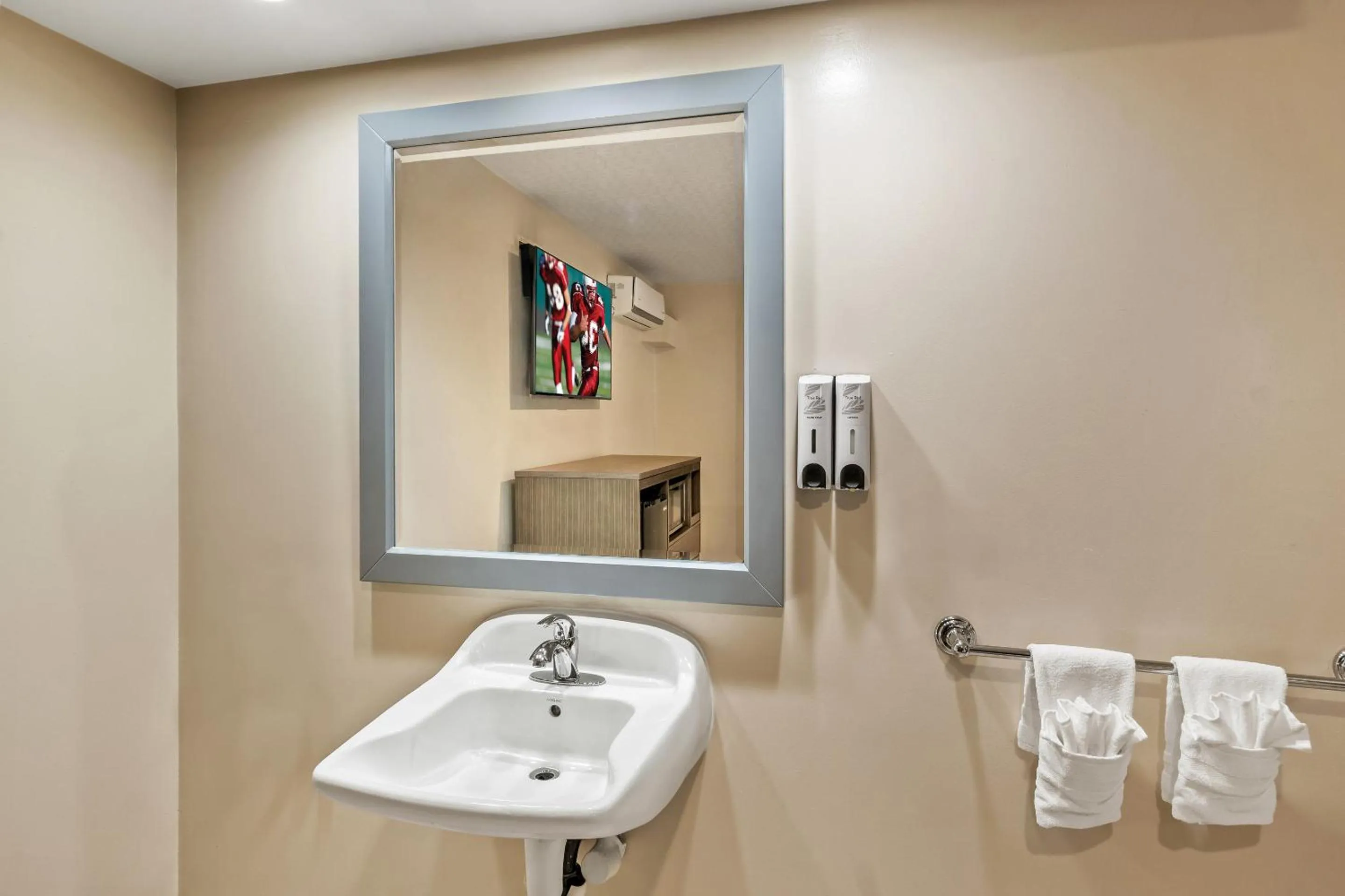 Bathroom in Red Roof Inn Yuba City Bonanza - Marysville