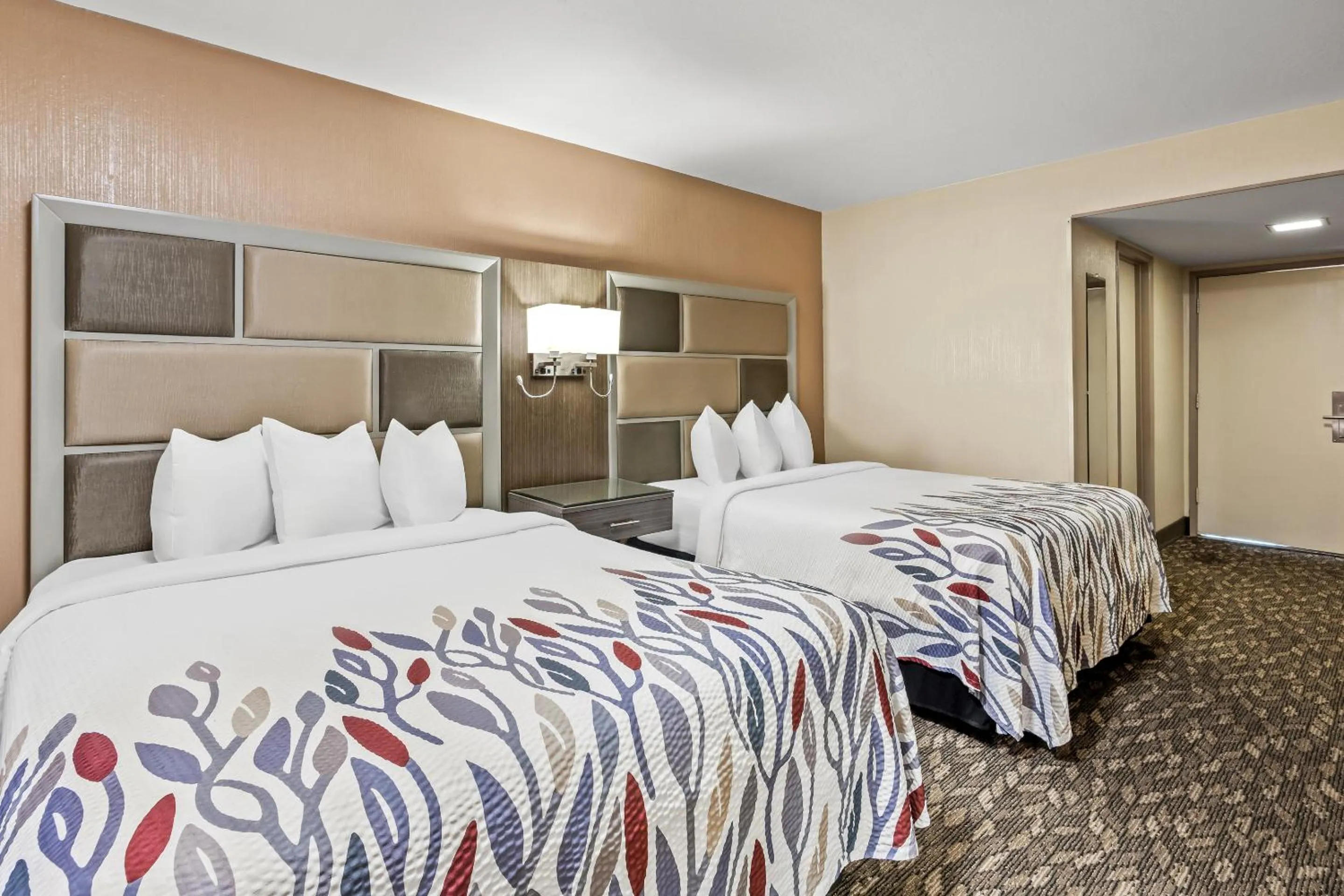 Photo of the whole room, Bed in Red Roof Inn Yuba City Bonanza - Marysville