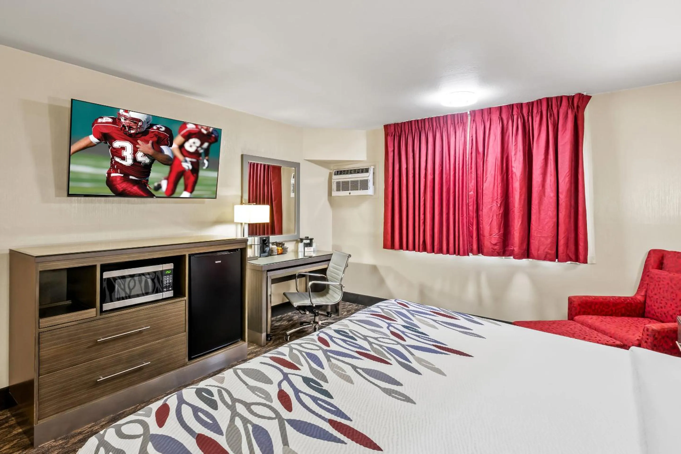 Photo of the whole room, Bed in Red Roof Inn Yuba City Bonanza - Marysville