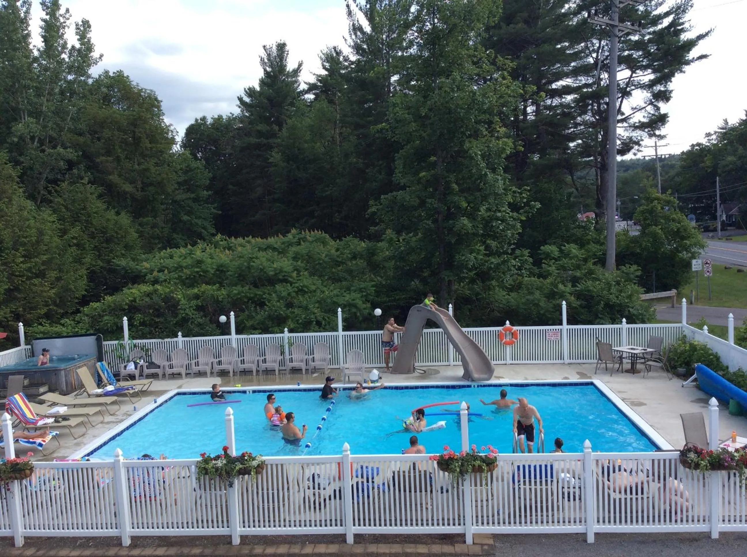 Swimming pool in Lyn Aire Motel - Lake George