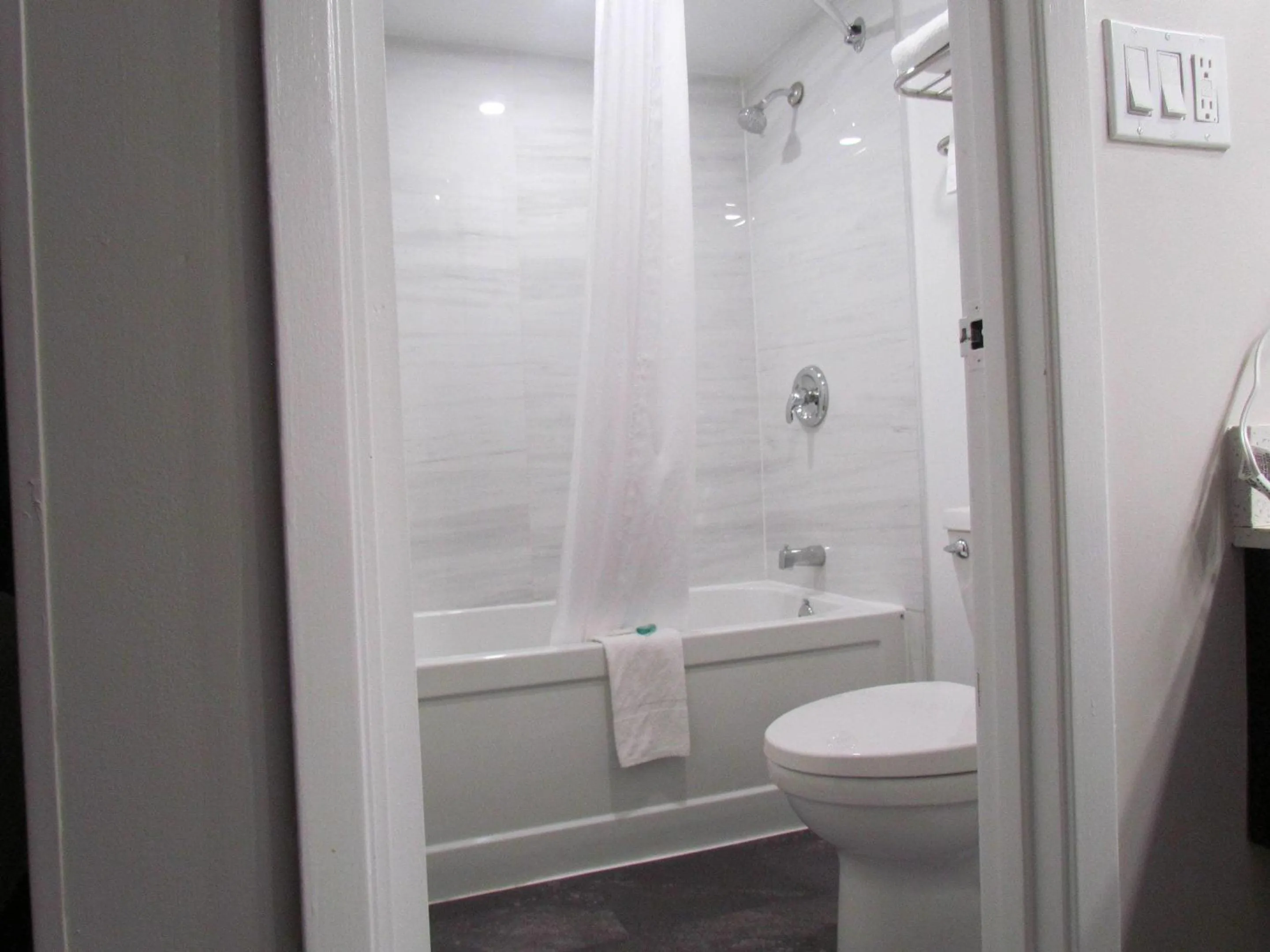 Bedroom in Rodeway Inn King William