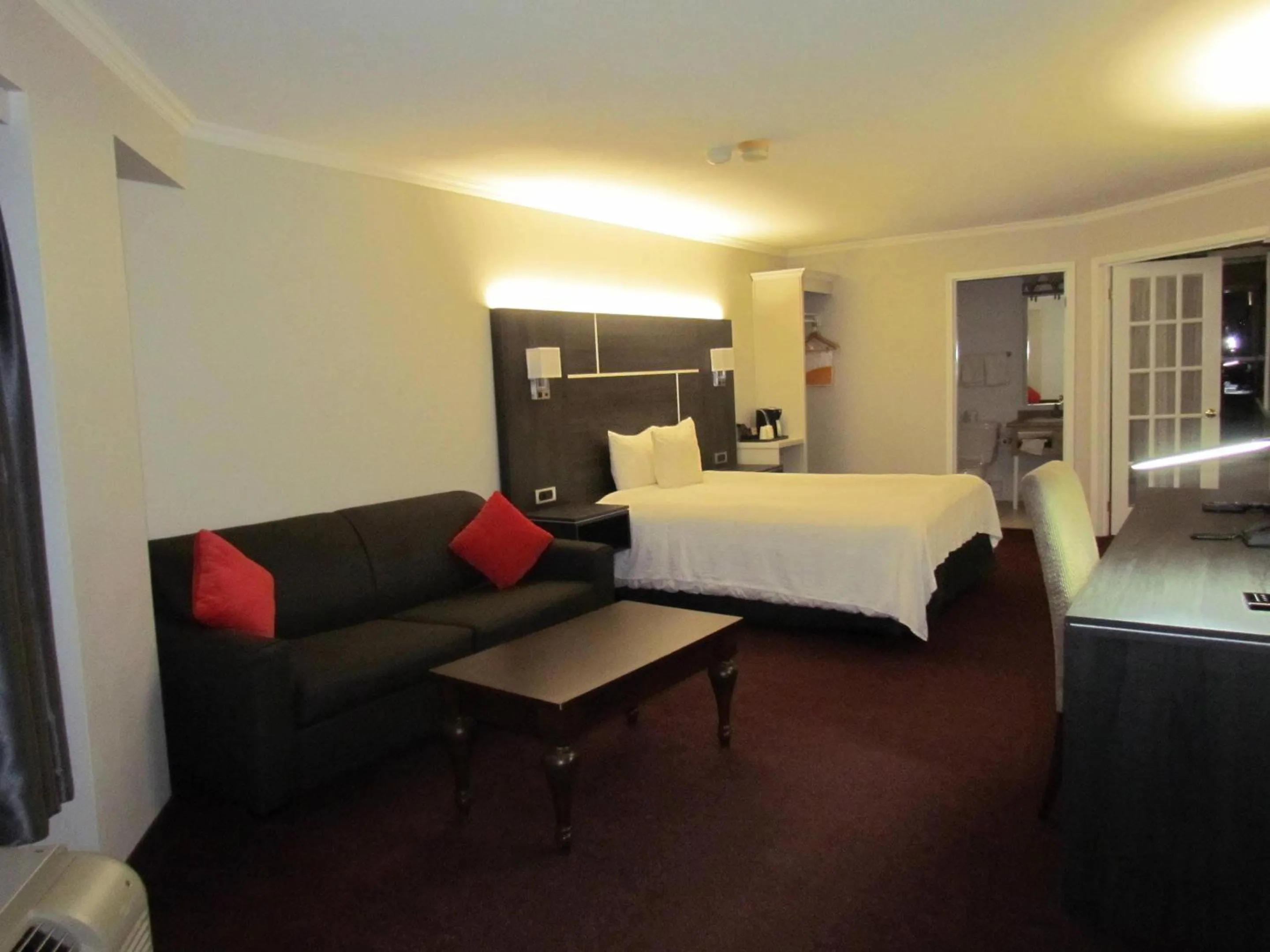 Bedroom, Bed in Rodeway Inn King William